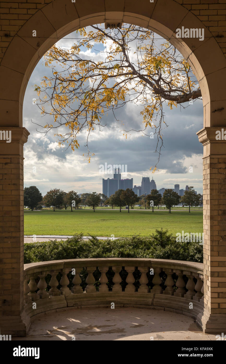 Detroit, Michigan - Hauptquartier von General Motors im Renaissance Center, eingerahmt von einem Bogen im Belle Isle Casino. Stockfoto