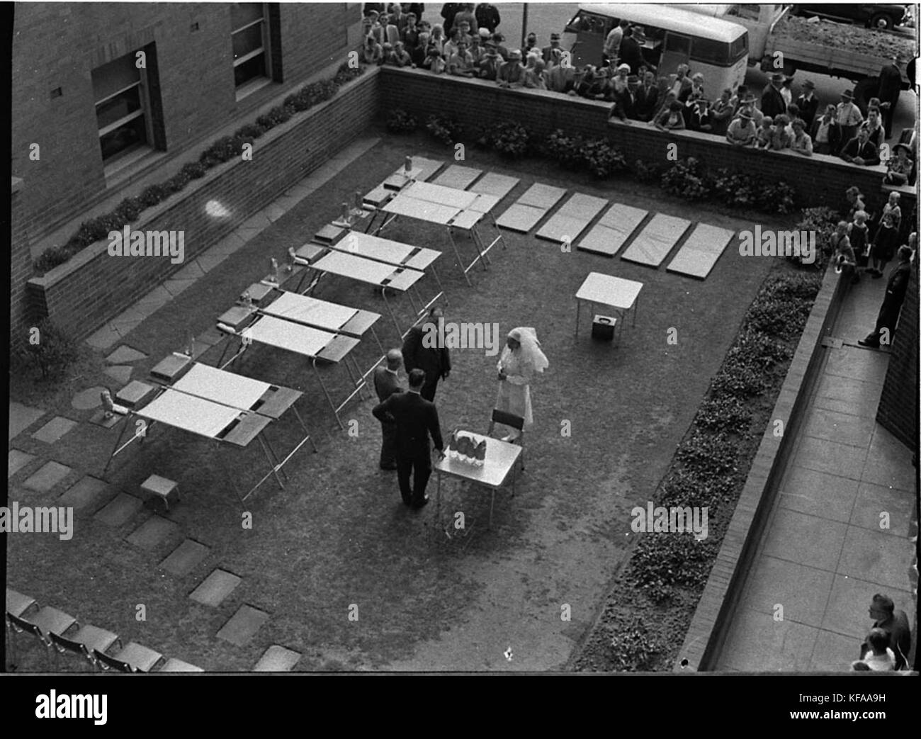 Diese Veranstaltung markiert den Start einer mobilen Blutbank durch Alderman McDougall, Lord Mayor von Newcastle. Die Blutbank stellt eine bedeutende Entwicklung in der medizinischen Versorgung dar, indem sie den Zugang zu Blutspenden und die medizinische Notfallversorgung verbessert. Stockfoto