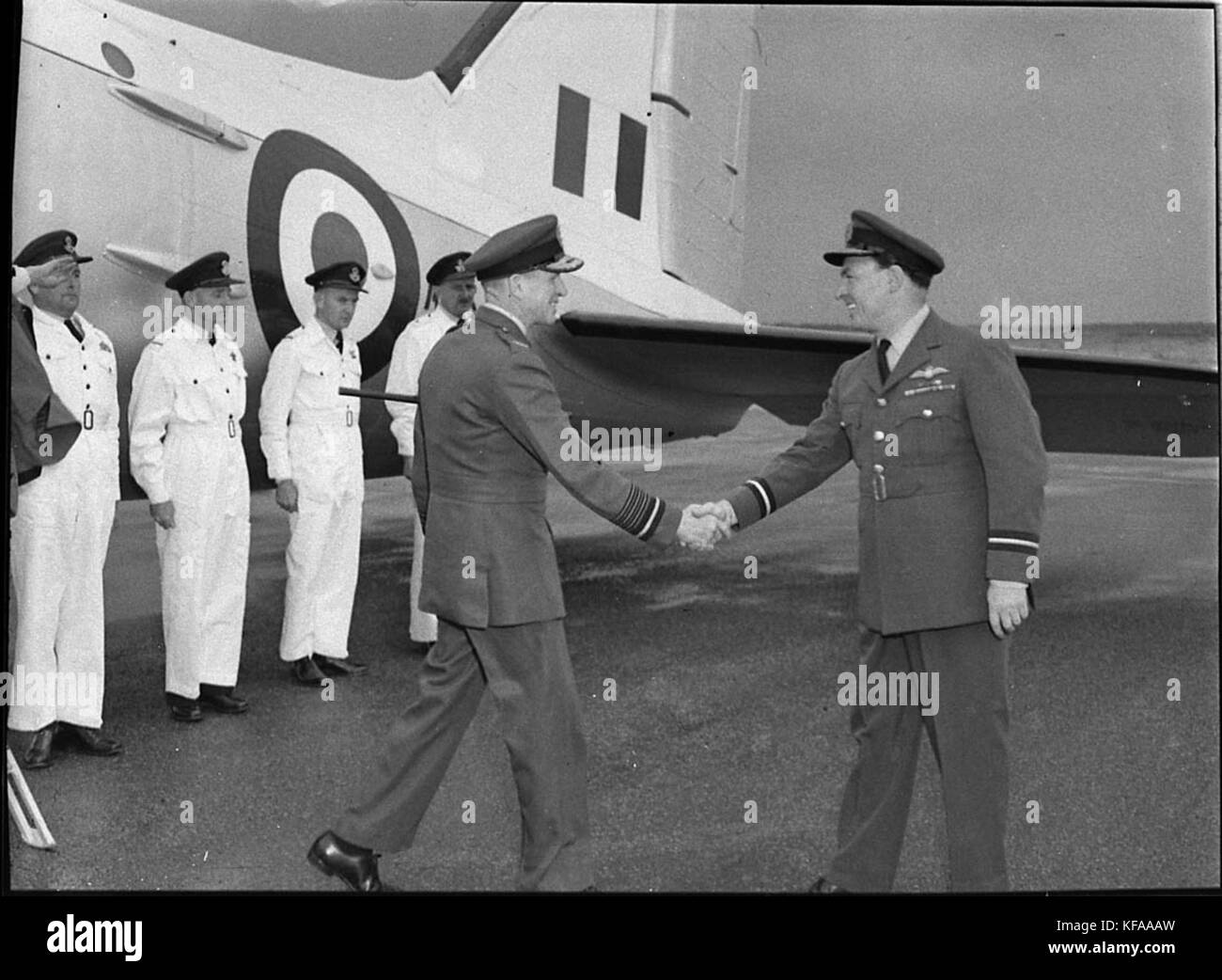 41238 RAF Air Chief Marshal Sir John Baker links bei der Ankunft durch die OC von Williamtown RAAF Base Air Commodore AG Adams begrüßt Stockfoto