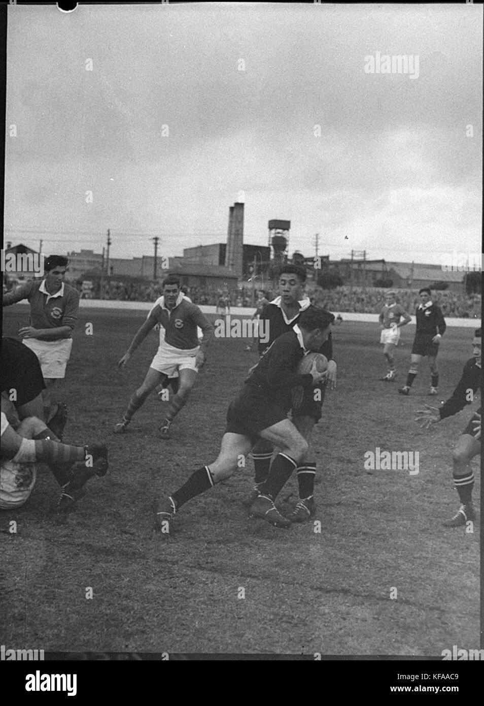 Dieses Spiel zwischen den All Blacks, dem berühmten neuseeländischen Rugbyteam, und Newcastle, einem britischen Rugbyteam, ist Teil der internationalen Rugbygeschichte. Das Spiel ist ein wichtiger Moment im Rugby-Wettkampf zwischen den Nationen. Stockfoto