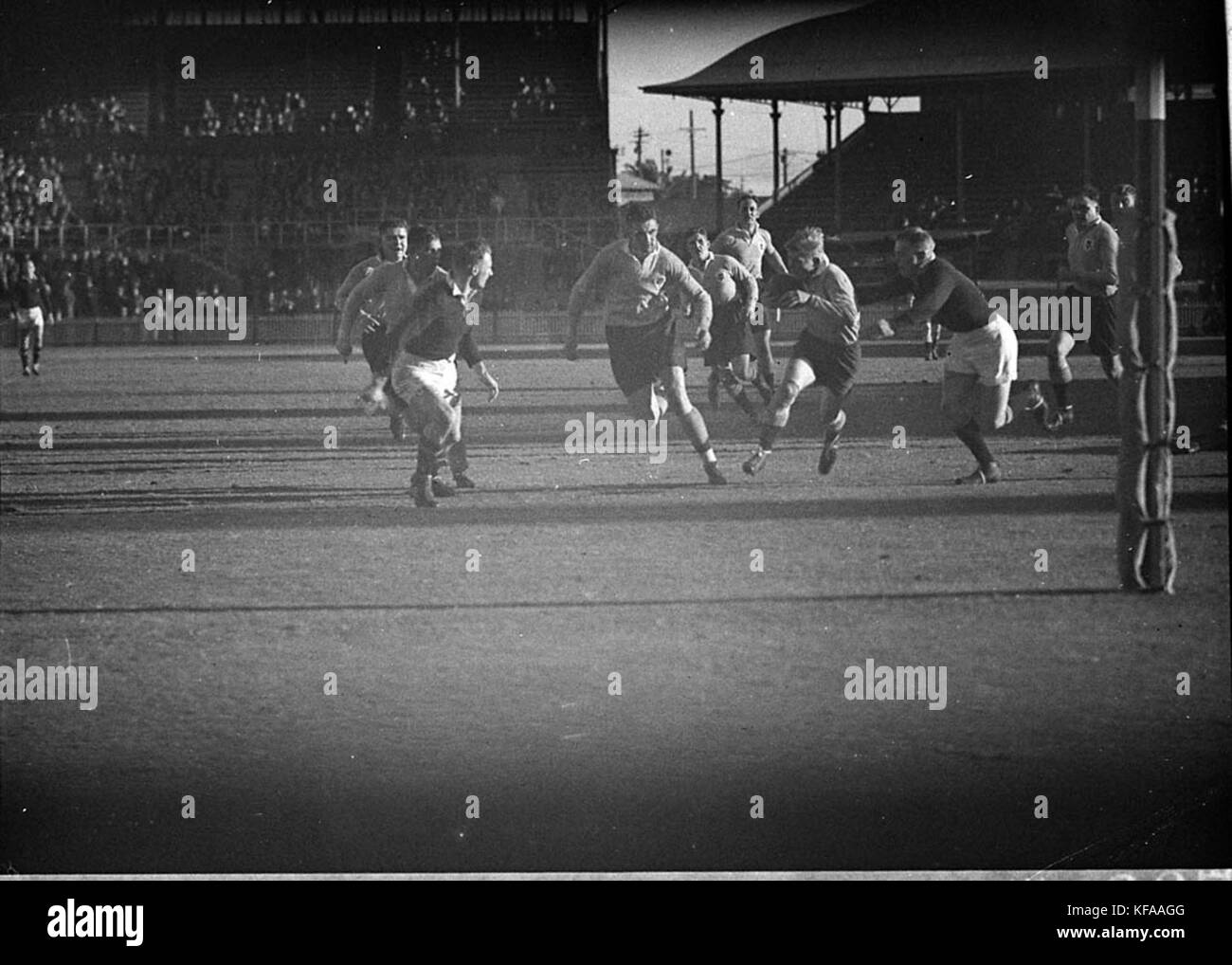 Dieses Bild zeigt eine Gruppe englischer Fußballspieler auf dem Sydney Cricket Ground (SCG), die einen wichtigen Moment in der Geschichte englischer Fußballmannschaften festhalten, die während internationaler Touren im Ausland spielen. Stockfoto