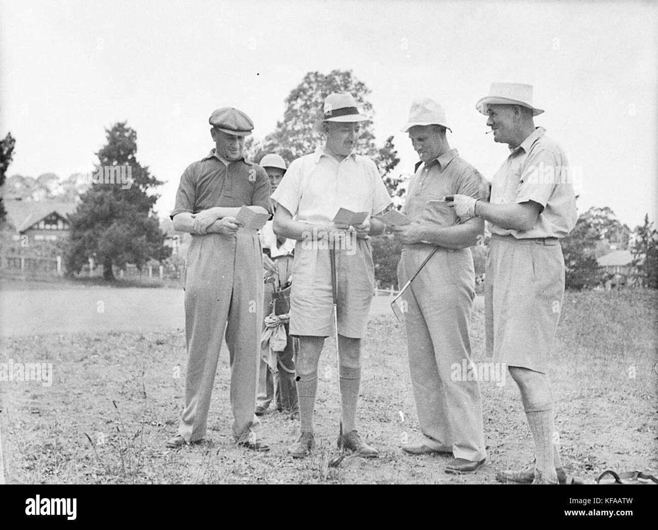 Dieses Bild zeigt eine Golfereignis der Australian Imperial Force (AIF) im Killara Golf Club, einem bekannten Golfplatz in New South Wales, Australien. Die Veranstaltung beleuchtet die Verbindung zwischen militärischen Gruppen und sozialen Aktivitäten. Stockfoto