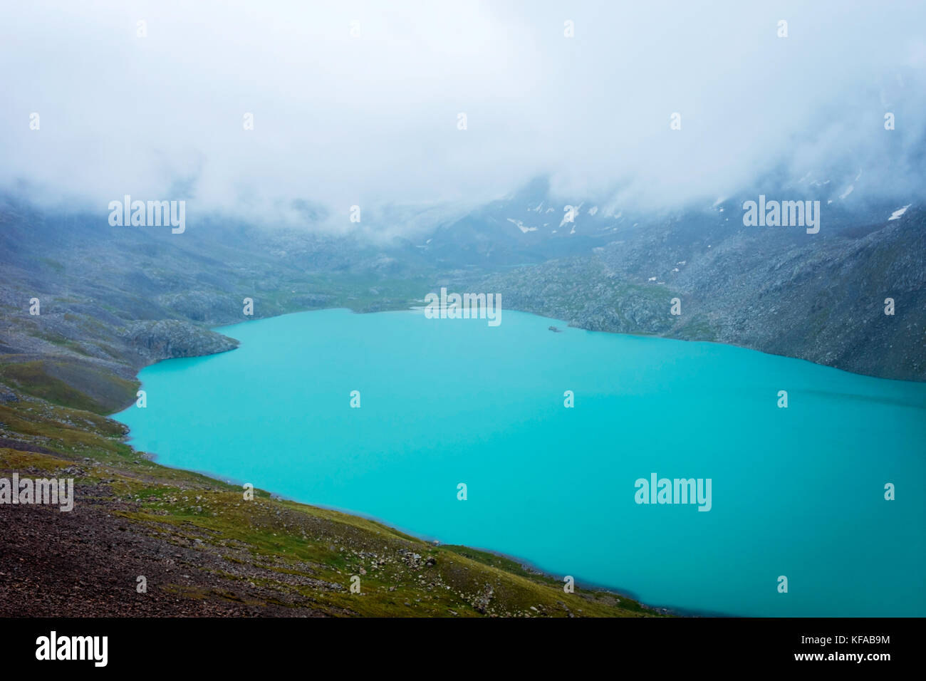 Smaragd Wasser von Misty ala Kul See, karakol Nationalpark, Kirgisistan Stockfoto