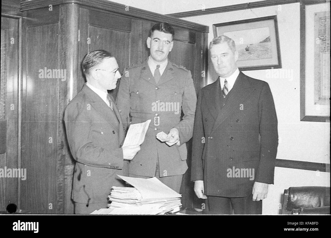 36690 Übergabe Scheck für Sparmaßnahmen Darlehen Herr Haywood Stockfoto