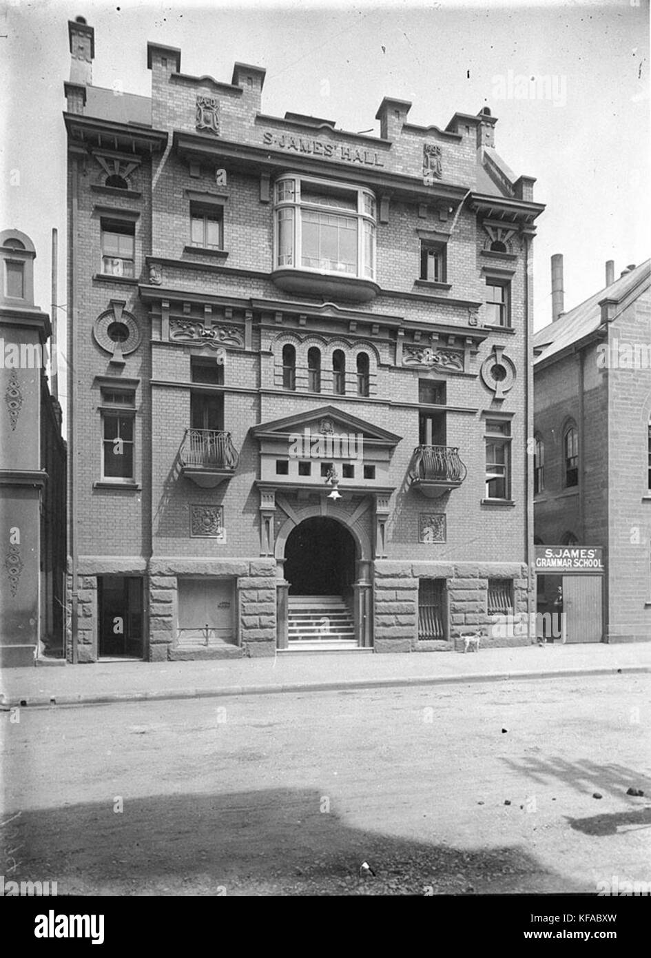 St. James' Grammar School Hall, eine wichtige Bildungseinrichtung mit einem historischen Gebäude, das für akademische und außerschulische Aktivitäten genutzt wird. Der Saal ist ein zentraler Teil des Schulerbes. Stockfoto