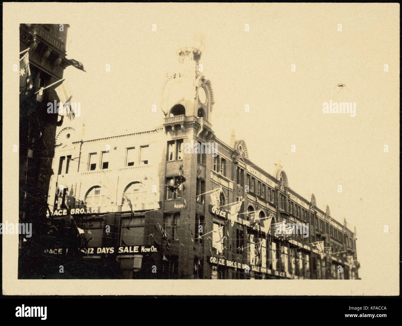 Werbeschilder für Grace Bros 12 Tage Verkauf, 1930 Stockfoto