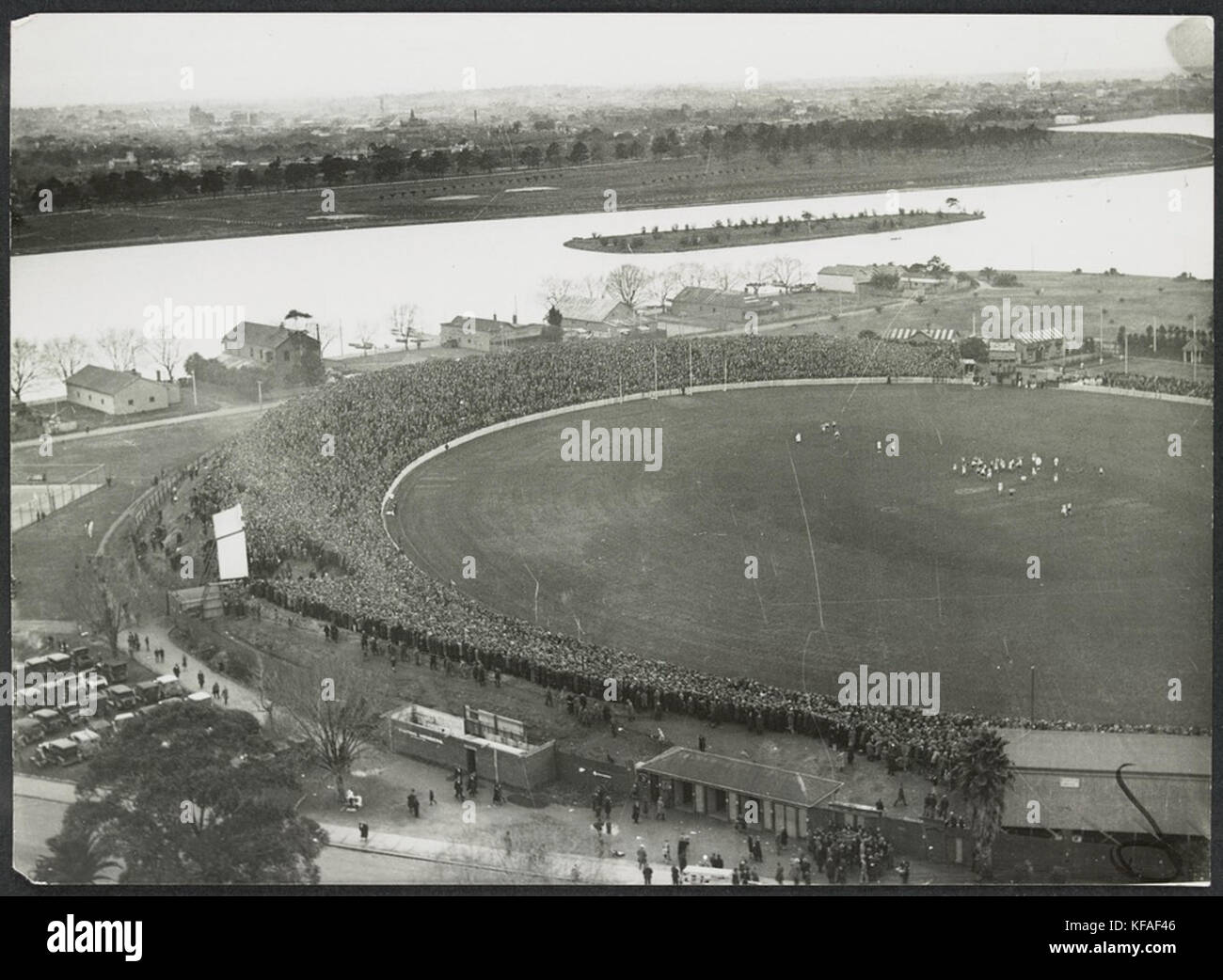 Luftaufnahme von Albert Park Lake und der South Melbourne Cricket Ground in den Vordergrund mit einem Fußballspiel in Bearbeitung Stockfoto