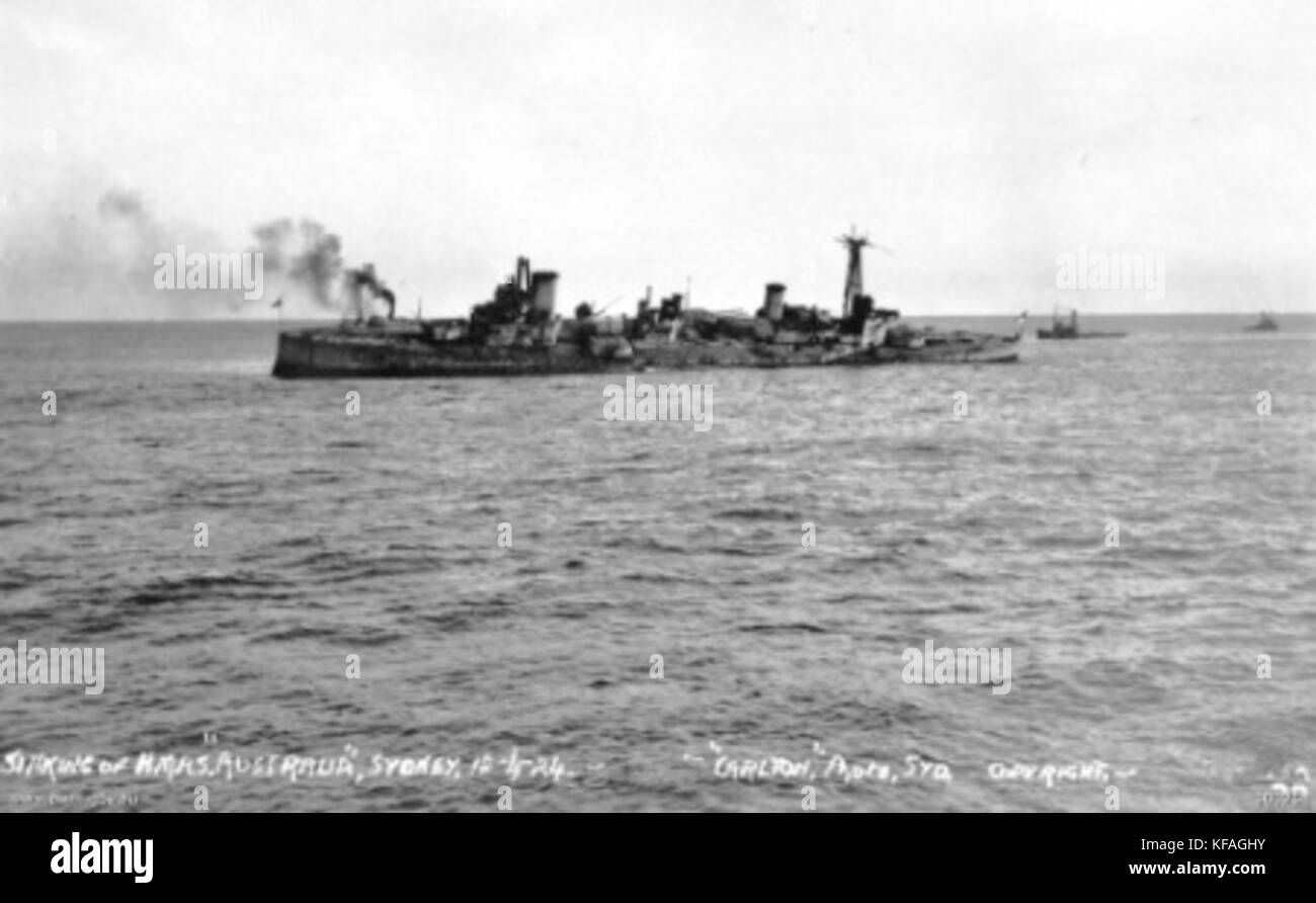 Ein historisches Ereignis, bei dem die HMAS Australia versenkt wurde und das Ende ihres Dienstes markiert. Diese Aktion fand im Rahmen des Stilllegungsprozesses des Schiffes statt und spiegelte die damalige militärische Praxis wider. Stockfoto
