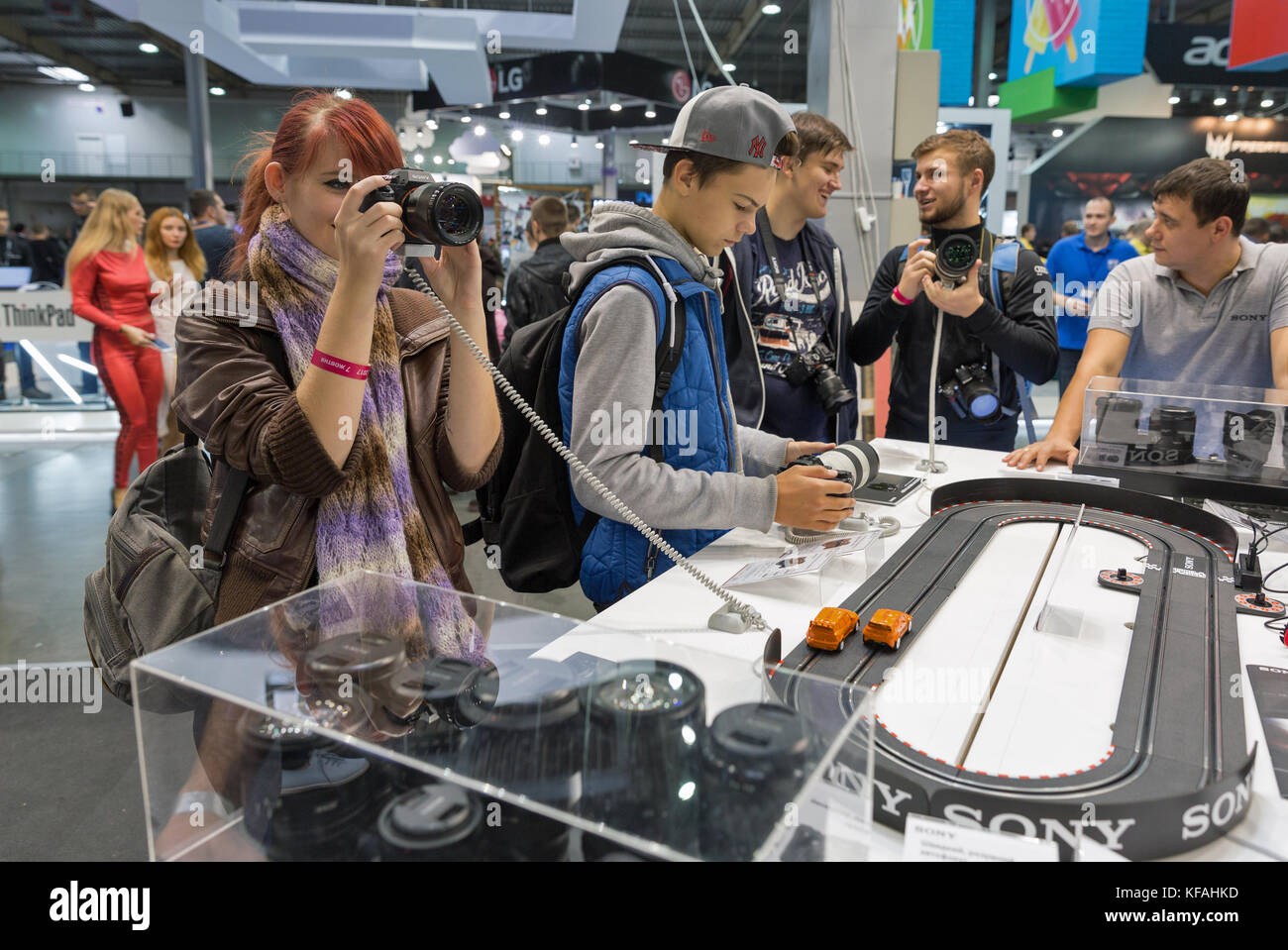 Kiew, Ukraine - Oktober 07, 2017: die Menschen testen professionelle fotografische Kameras von Sony Unternehmen stand während der cee 2017, der größten Elektronik trad Stockfoto