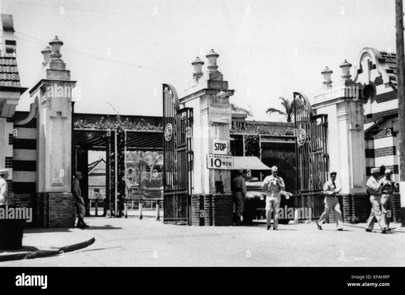 1 100792 Amerikanische Soldaten vor den Toren von Eagle Farm Racecourse Stockfoto