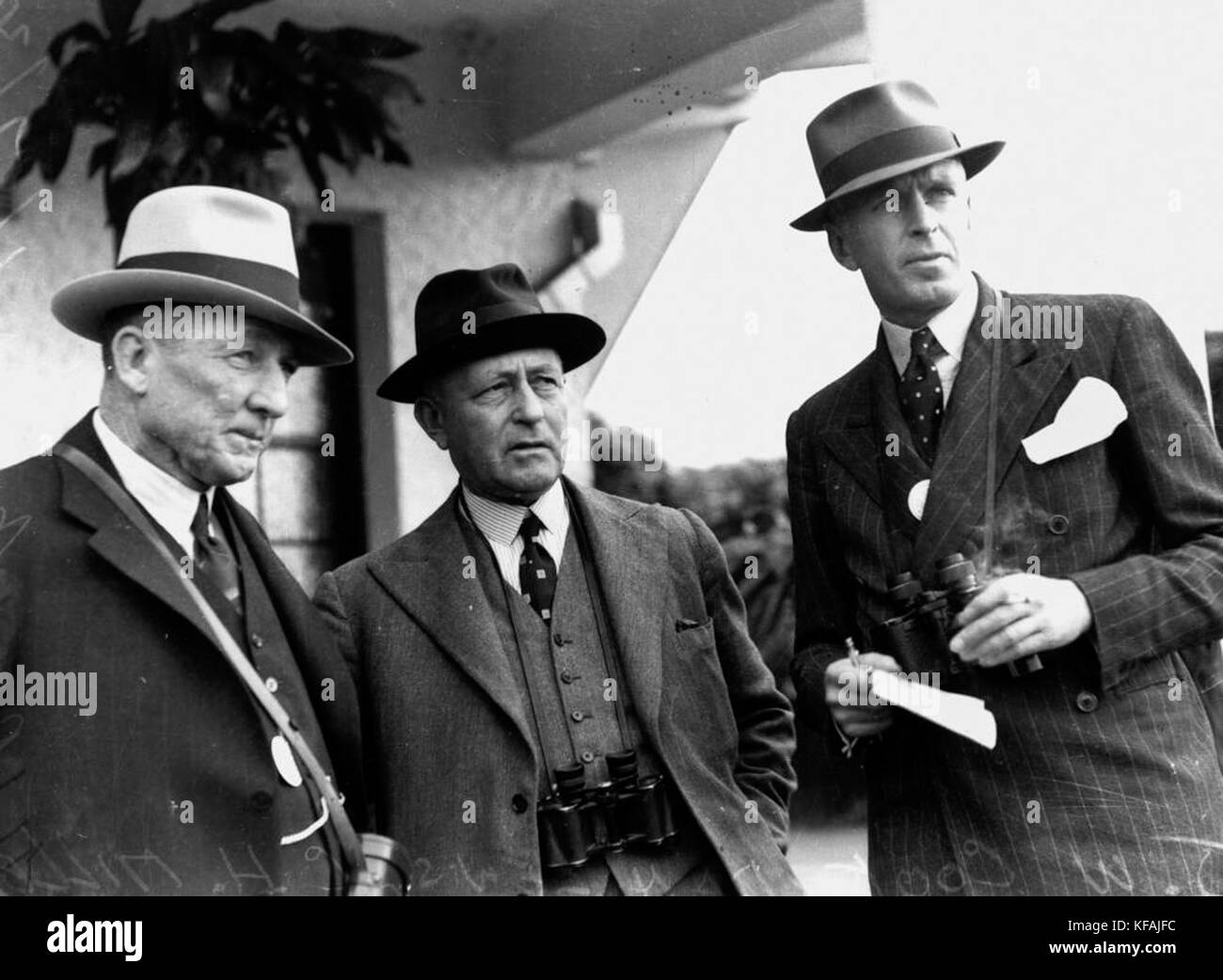 1 128926 drei Männer an den Rennen, Brisbane, 1939 Stockfoto