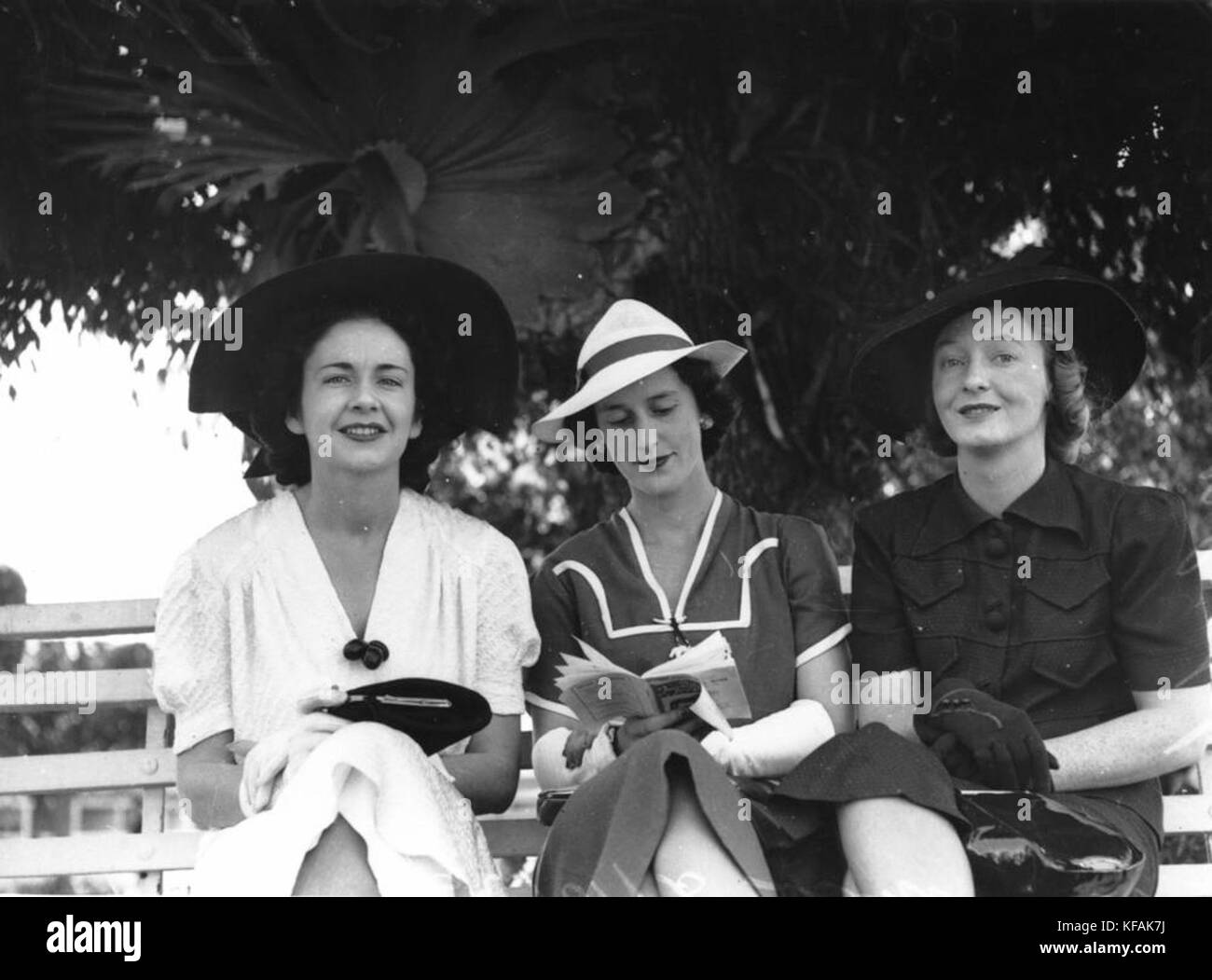 1 125807 Kath Casey, Joan Greensill und Kath Bleakley an den Rennen, Brisbane, 1938 Stockfoto