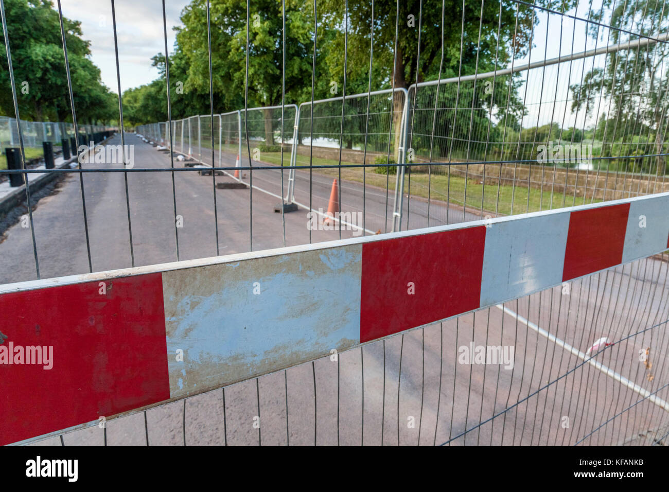 Kabel Sicherheit Fechten bei Straßenarbeiten, Nottingham, England, Großbritannien Stockfoto