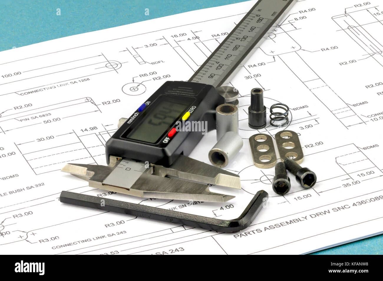 Messschieber, Metallteile und Inbusschlüssel auf einer technischen Zeichnung Hintergrund platziert Stockfoto