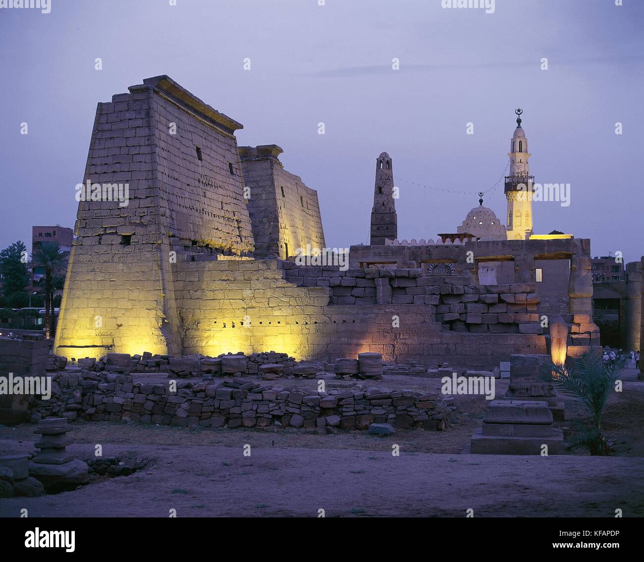 Ägypten, antike Theben (UNESCO World Heritage List, 1979). Luxor Tempel des Amon. Pylon von Ramses II., 1290-1224 BC. Abends leuchtet Stockfoto