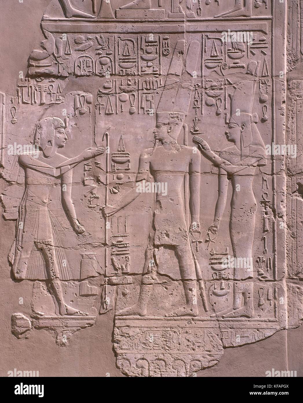 Ägypten, antike Theben (UNESCO World Heritage List, 1979). Luxor Karnak. Großen Tempel des Amon, große hypostyle Halle (Neues Reich). Innenwände, die Reliefs mit Seti i vor Amon und Isis Stockfoto
