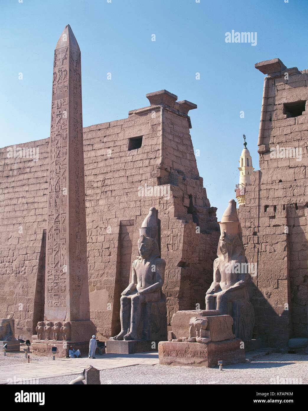 Ägypten, antike Theben (UNESCO World Heritage List, 1979), Luxor, Karnak, der Tempel des Amon. Pylon von Ramses II., 1290-1224 b c., mit Obelisk und Zwei kolossale Statuen des Pharaos. Stockfoto