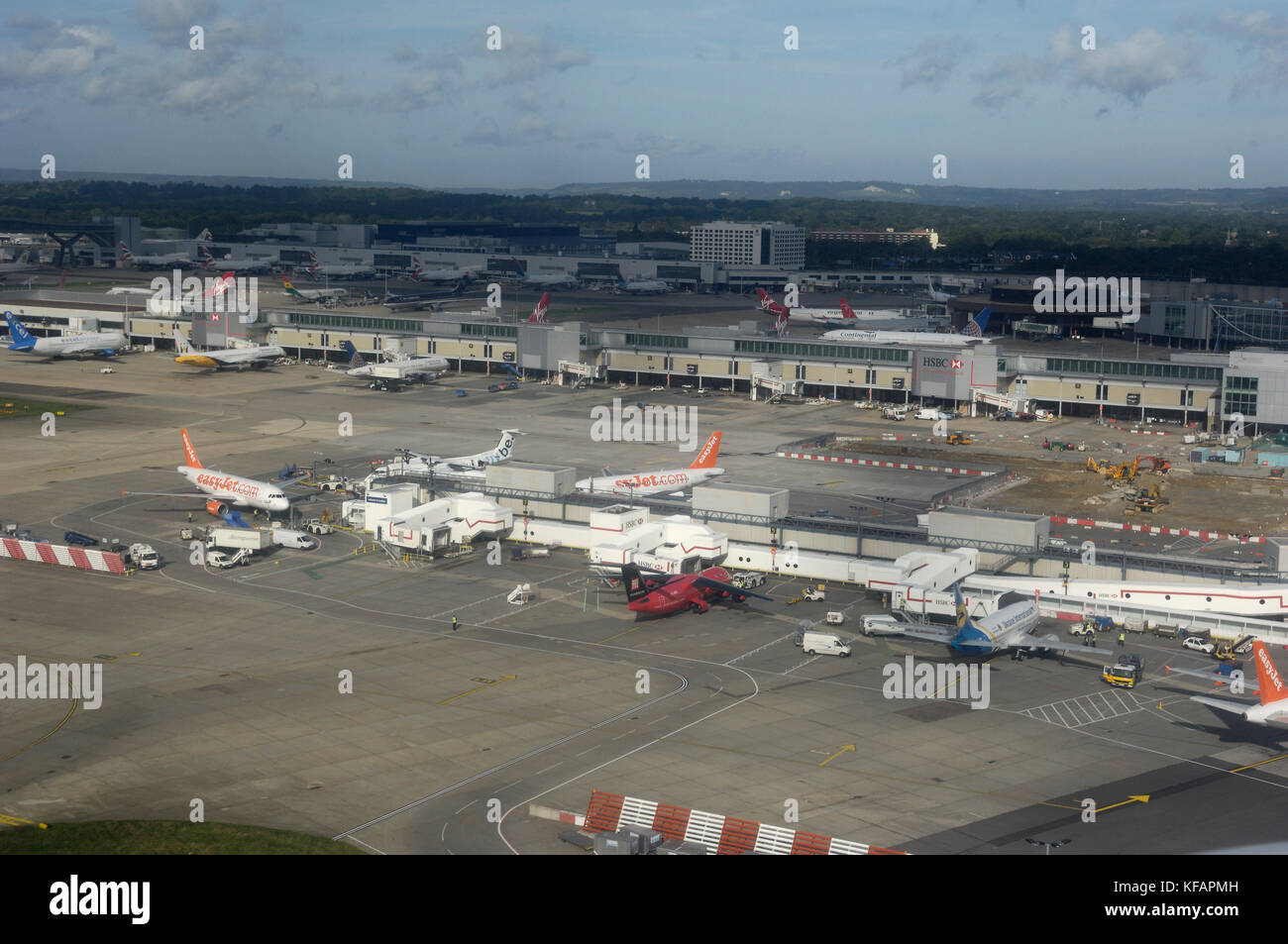 Flybe BAE 146-300 in Mansion special-Lackierung mit Ukraine International Airways Boeing 737, Bombardier DHC 8 und easyJet Airbus A319 auf der Sou geparkt Stockfoto