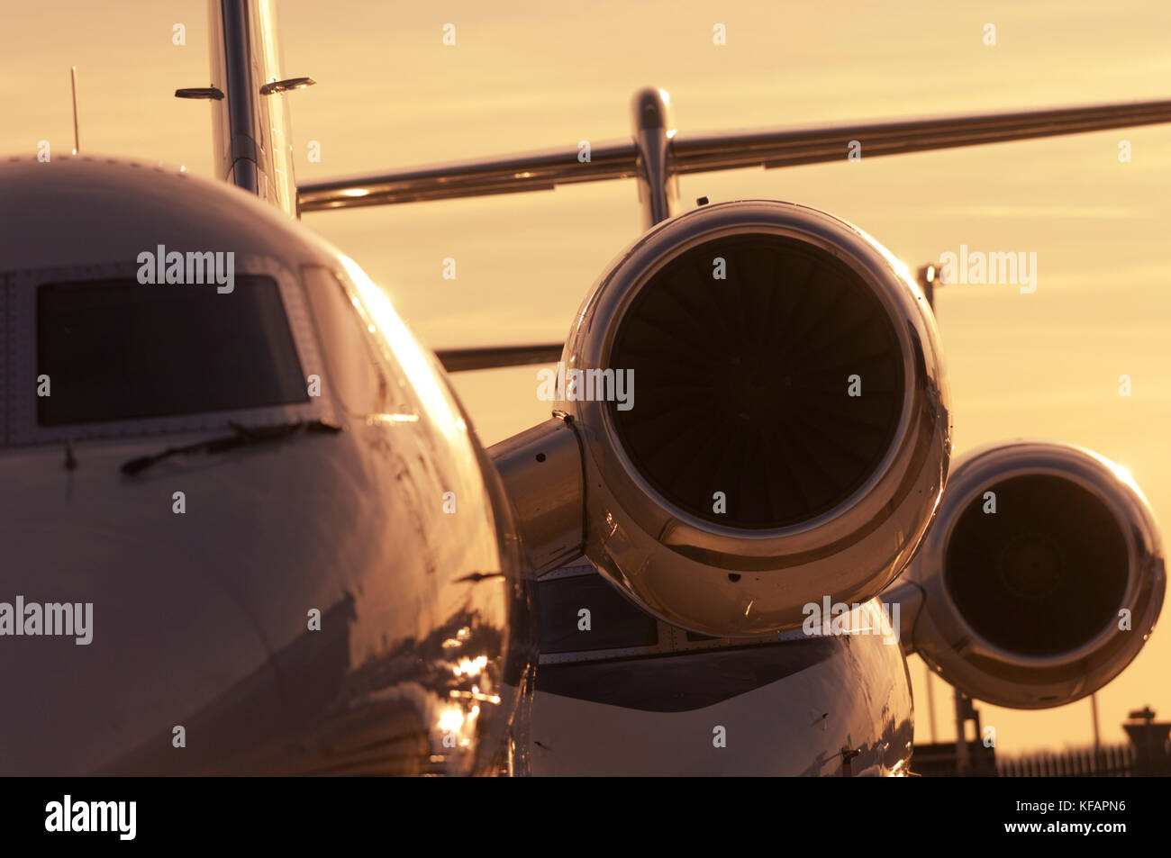 Windschutzscheibe und Honeywell 731 Motoren von der Gulfstream 5 mit einem anderen hinter geparkt Stockfoto