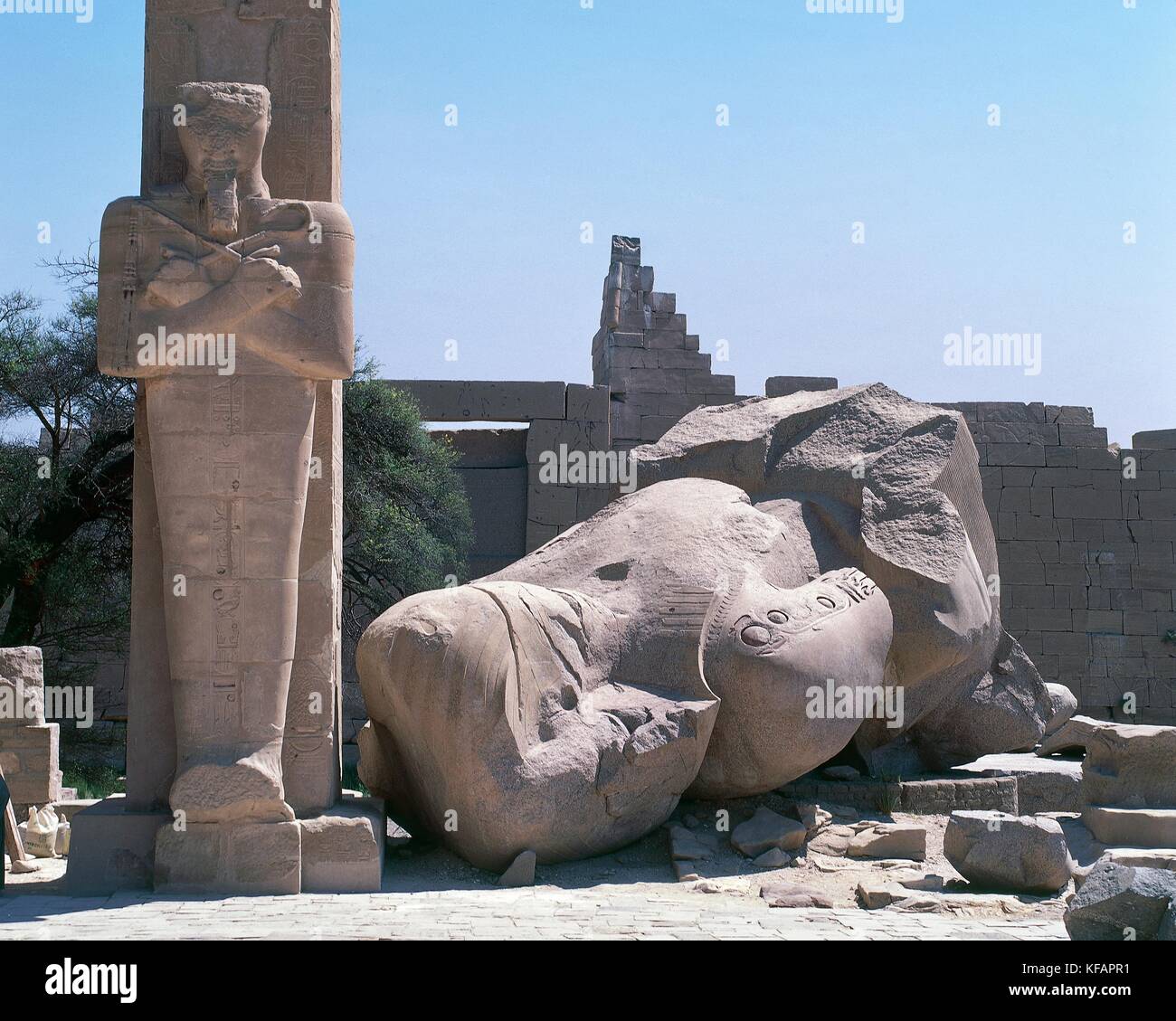 Osirian Säule und die Überreste der Koloss von Ramses II, den ersten Innenhof des Ramesseum, der Totentempel von Ramses II., Deir el-Bahri, Theben (UNESCO World Heritage List, 1979). ägyptischen Zivilisation, Reich der Mitte, Dynastie XIX. Stockfoto