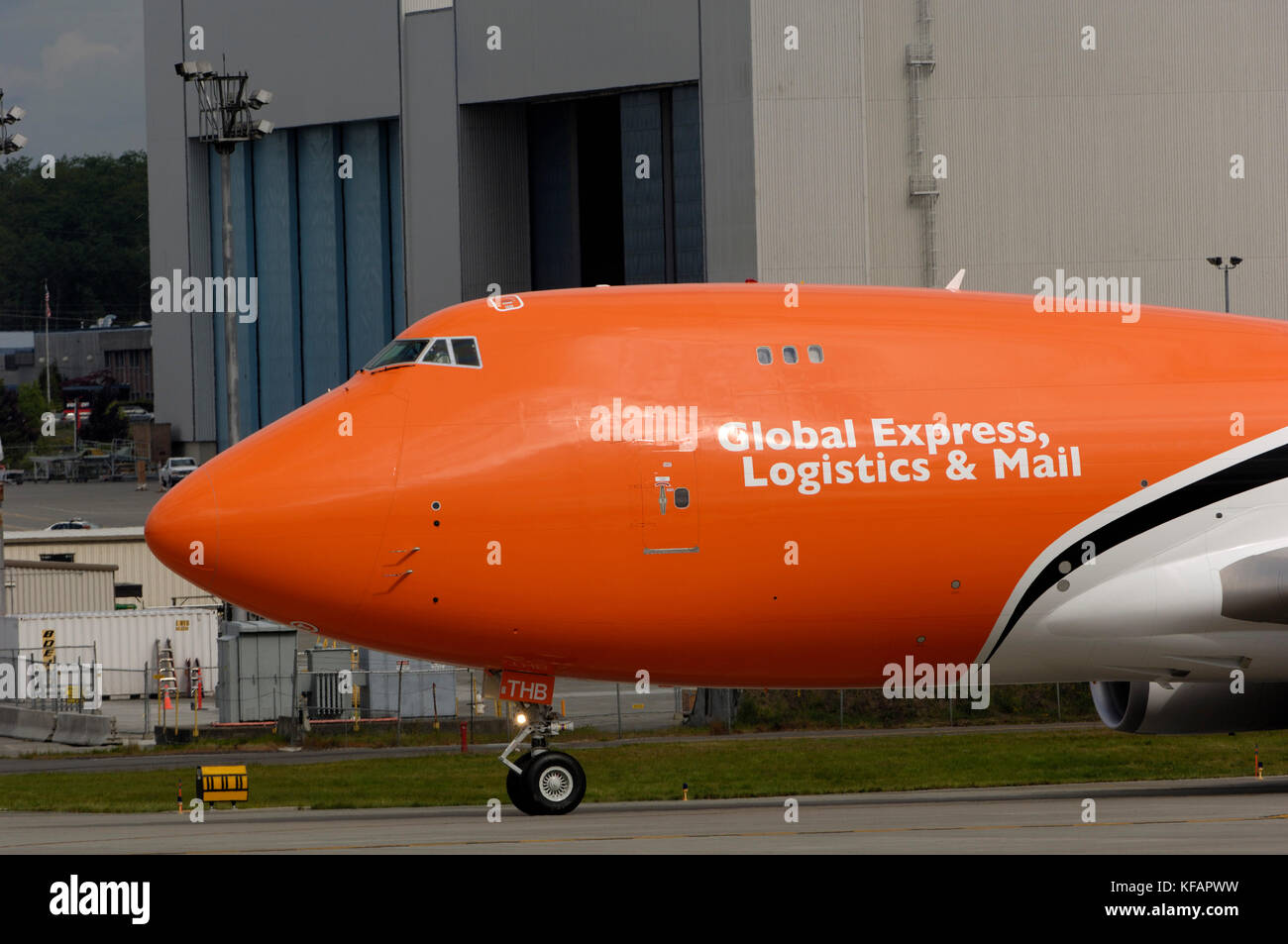 Nase und vorderen Rumpf einer TNT Airways Boeing 747-400 mit Global Express, Logistik und Mail Titel Stockfoto