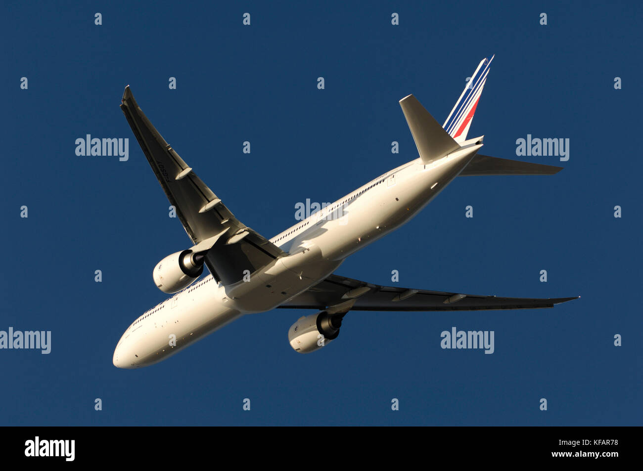 Ein Air France Boeing 777-300Flying enroute. Teil des besonderen Boeing 7-Serie airliner Kunden airshow Feiern am Vorabend der 787 Dre Stockfoto