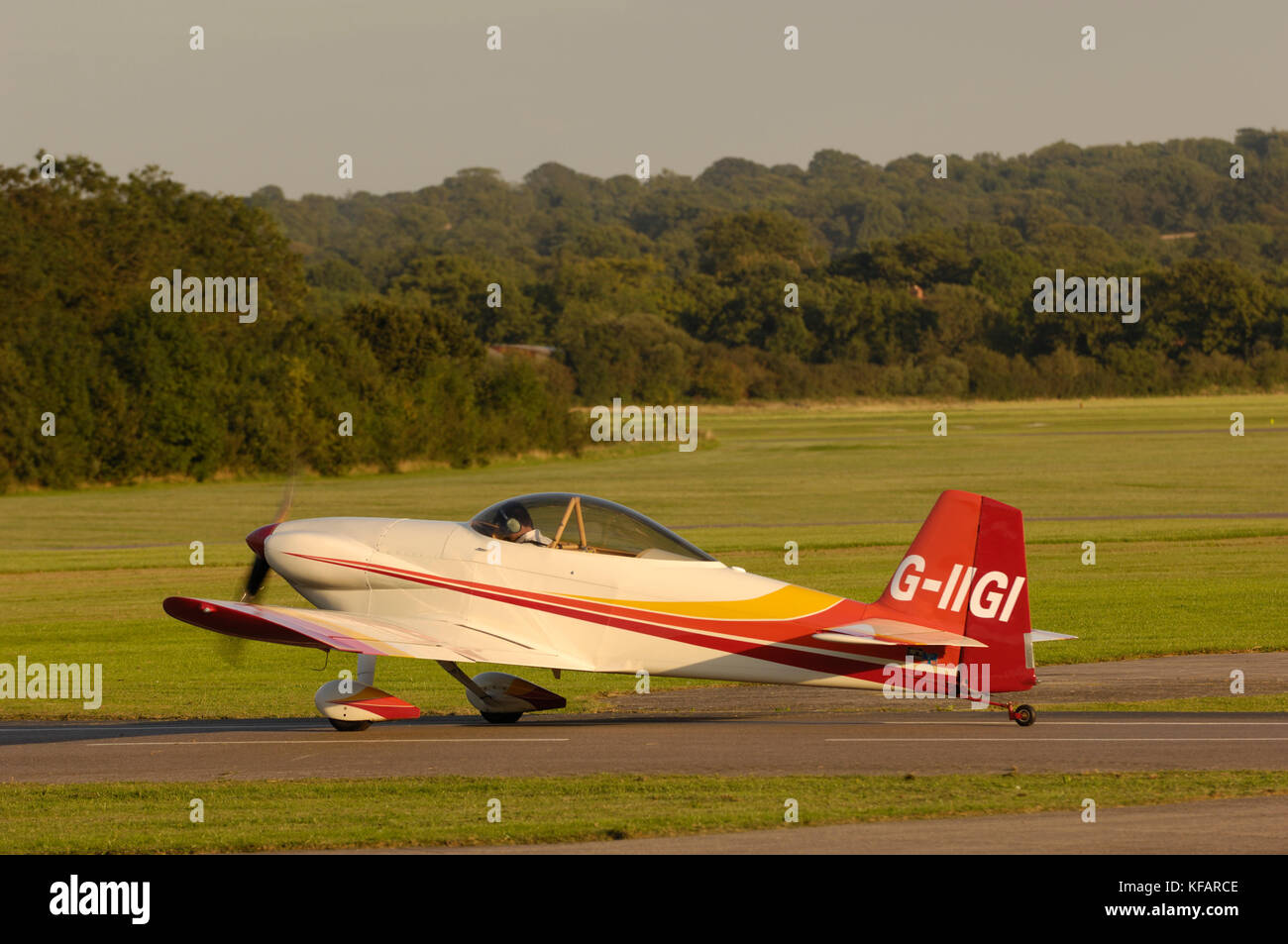 Vans RV-4 Rollen mit Bäumen hinter Stockfoto