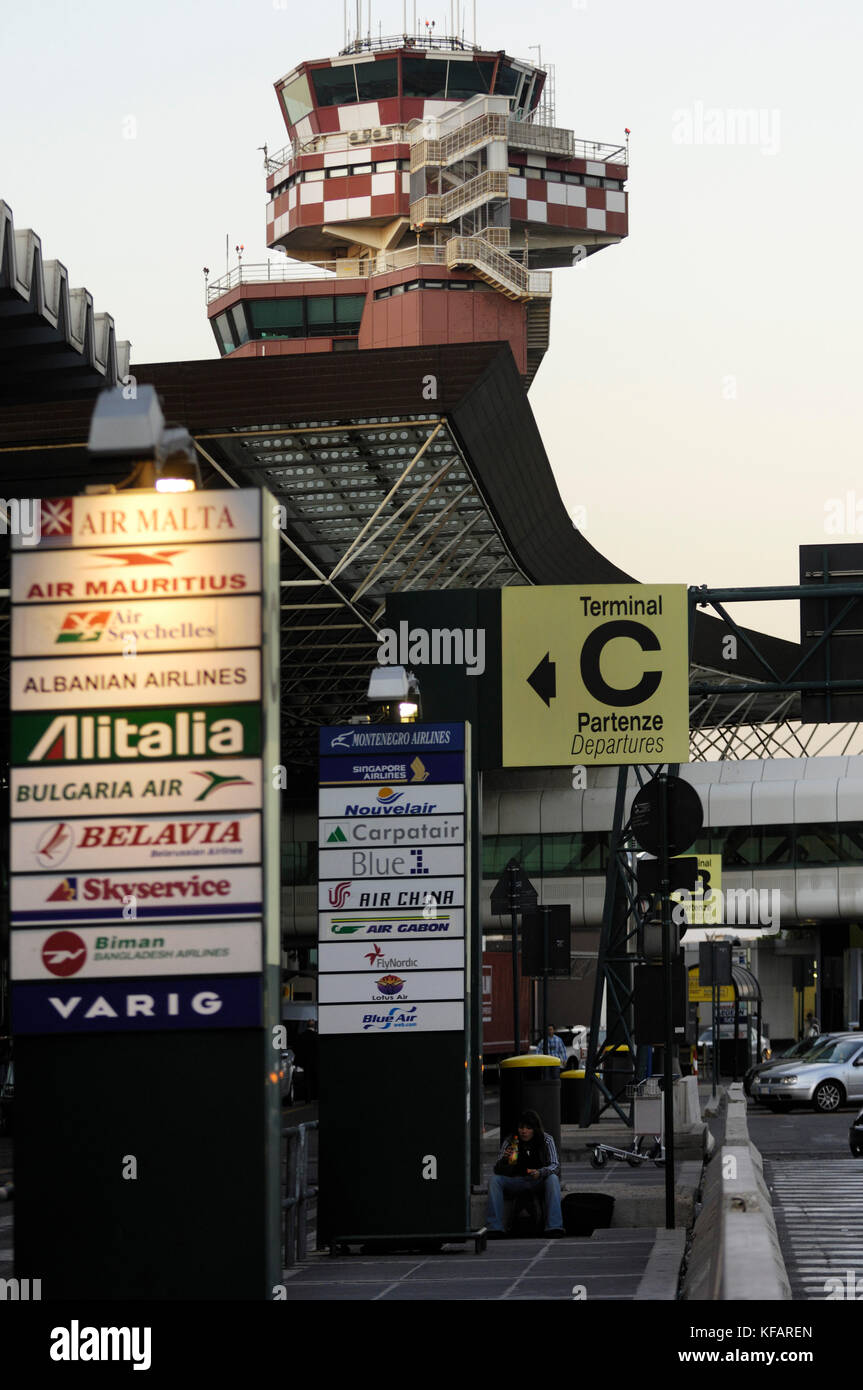 Anzeichen für Airlines und TerminalC mit dem Terminal und der Luftverkehrskontrolle - Tower hinter Stockfoto