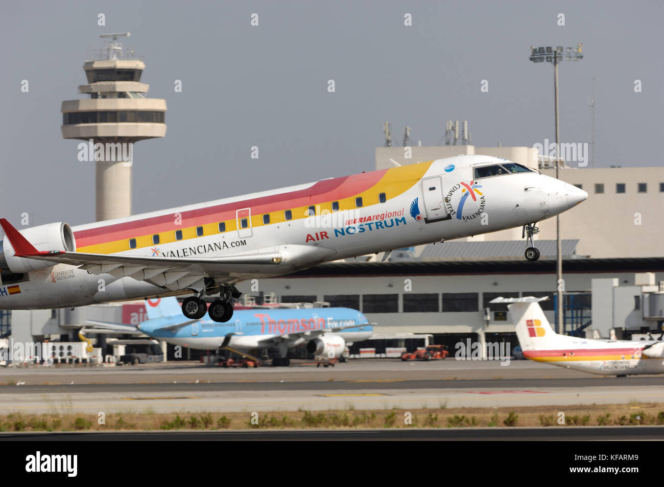 Air Nostrum Bombardier CRJ-200er unter Berücksichtigung von Palma International mit thomsonfly Boeing 757 und DHC-8-Q300 am Terminal geparkt, Flugsicherung, con Stockfoto
