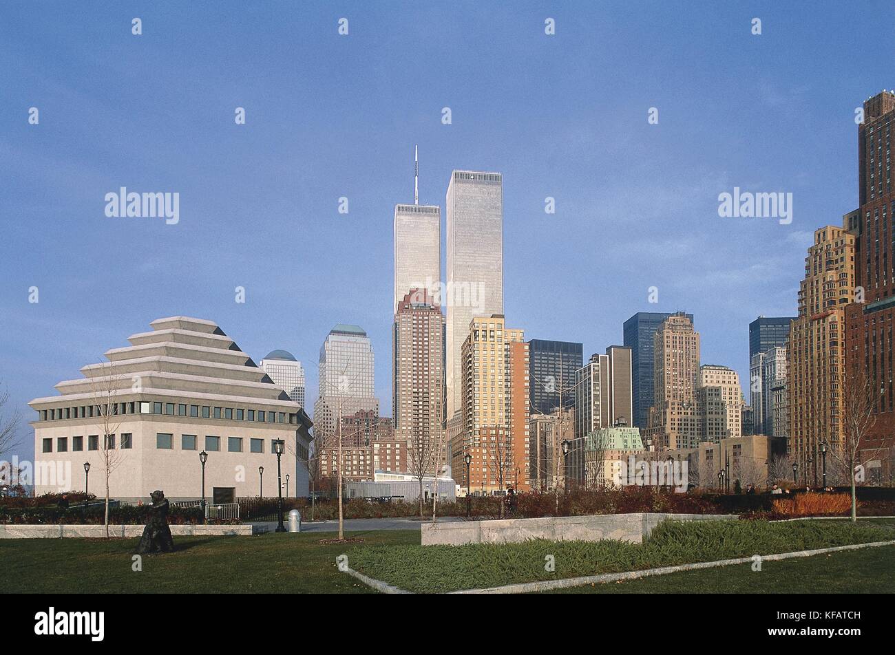 Vereinigte Staaten von Amerika, 20. Jahrhundert, Ende der 90er Jahre in New York, Manhattan. Auf der linken Seite, das Museum der jüdischen Erbes, ohne Robert m. morgenthau Flügel, gebaut ab 2000, und die Twin Towers des World Trade Center, dann in einem terroristischen Anschlag am 11. September 2001 zerstört. mit Blick auf die Towers, von Links nach Rechts, der Freiheit und der Freiheit Ansicht Wohngebäude Stockfoto