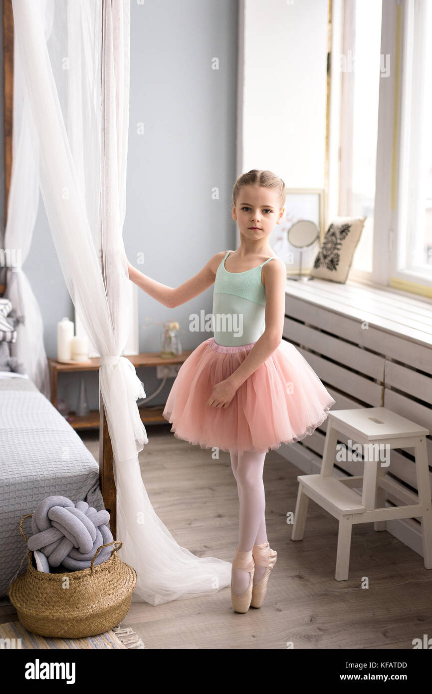 Süße kleine Ballerina in rosa Ballett Kostüm und Spitzenschuhe tanzt im  Zimmer. Kind Mädchen studiert Ballett Stockfotografie - Alamy