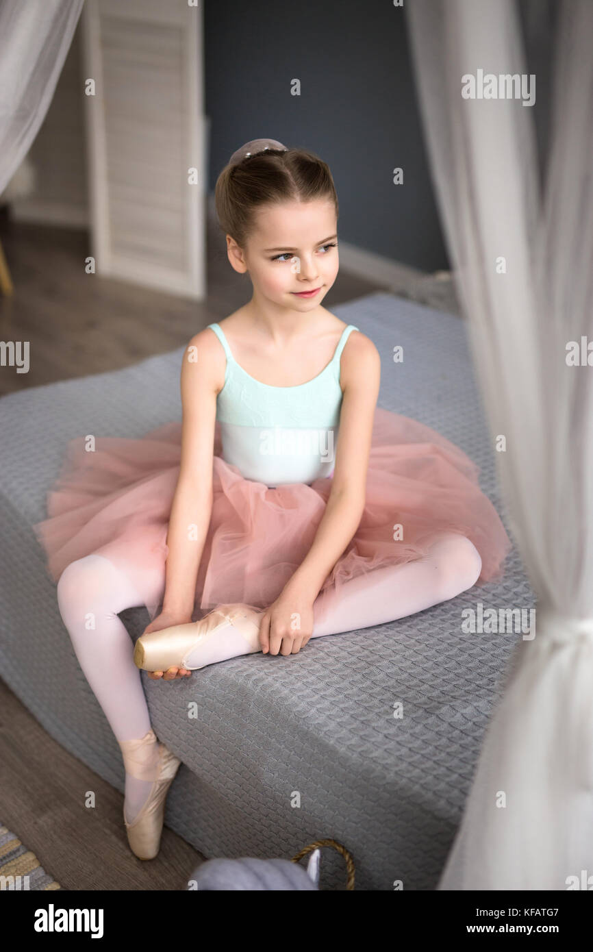 Süße kleine Mädchen träumt davon, eine Ballerina. Kind, Mädchen in einem rosa Tutu tanzen in einem Zimmer. Baby Mädchen studiert Ballett. Stockfoto