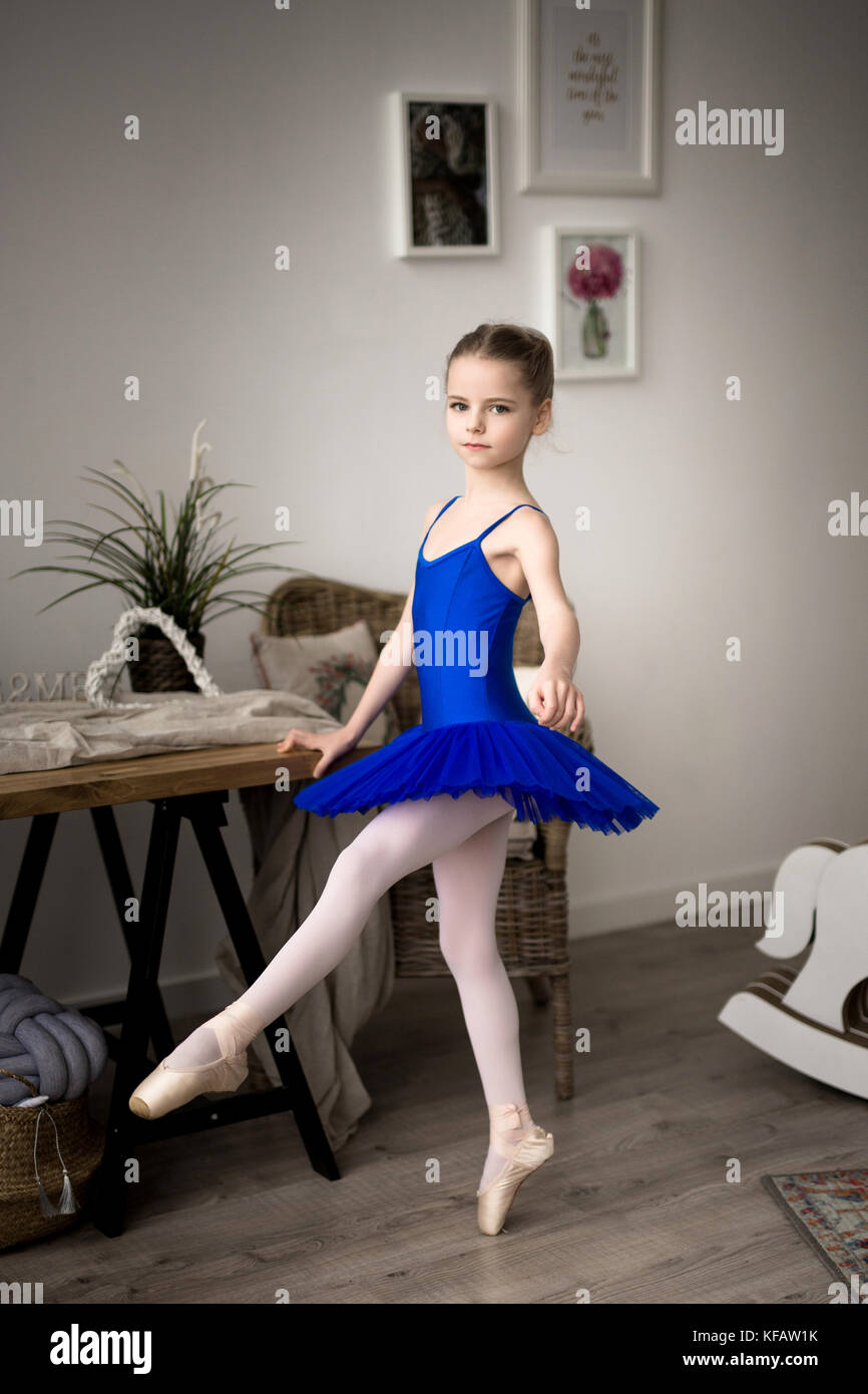 Süße kleine Ballerina in rosa Ballett Kostüm und Spitzenschuhe tanzt im Zimmer. Kind Mädchen studiert Ballett. Stockfoto