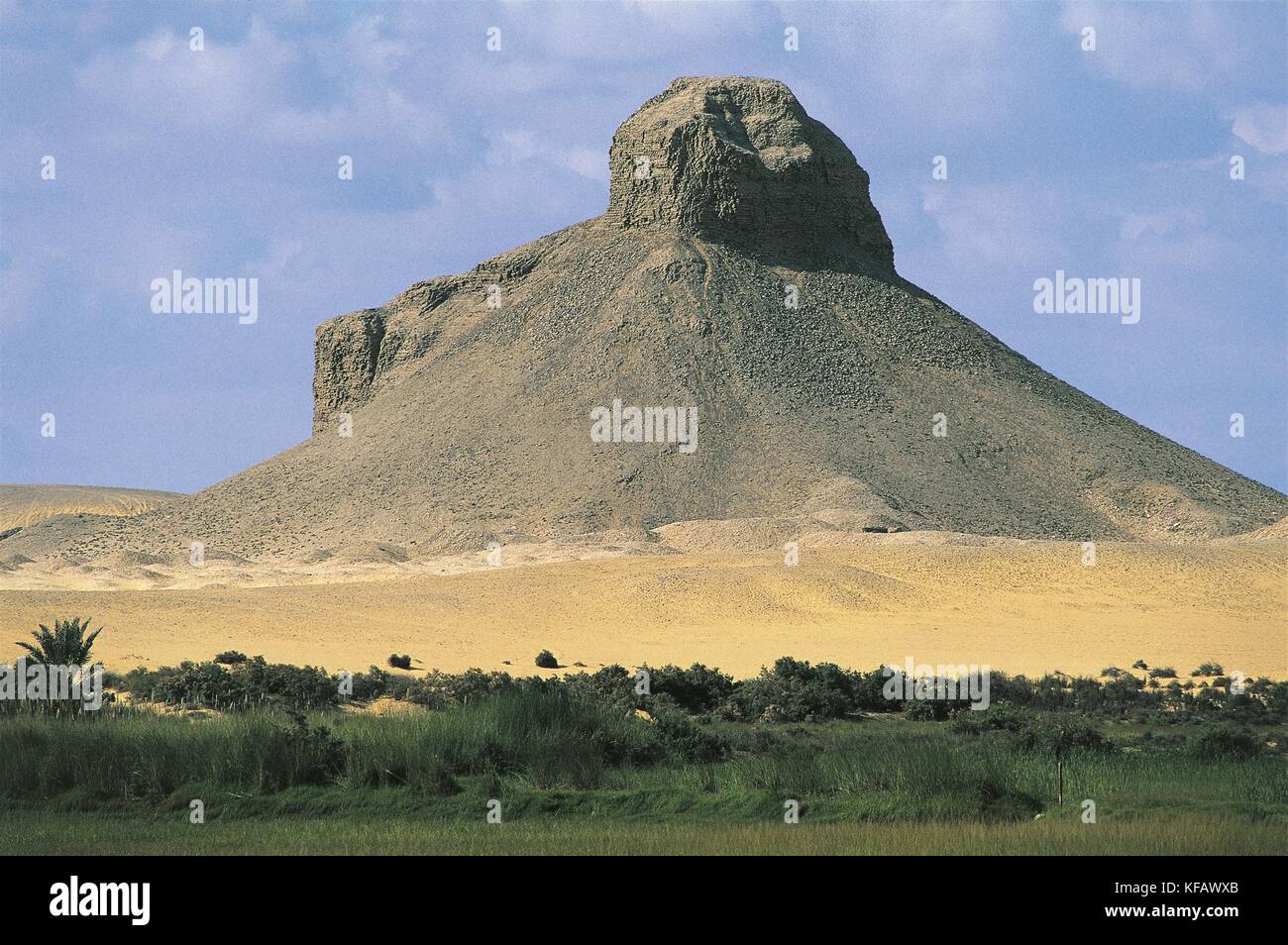 Ägypten, Kairo, alten menphis (UNESCO World Heritage List, 1979). Memorial von Amenemhet II "Schwarze Pyramide in Dahschur Stockfoto