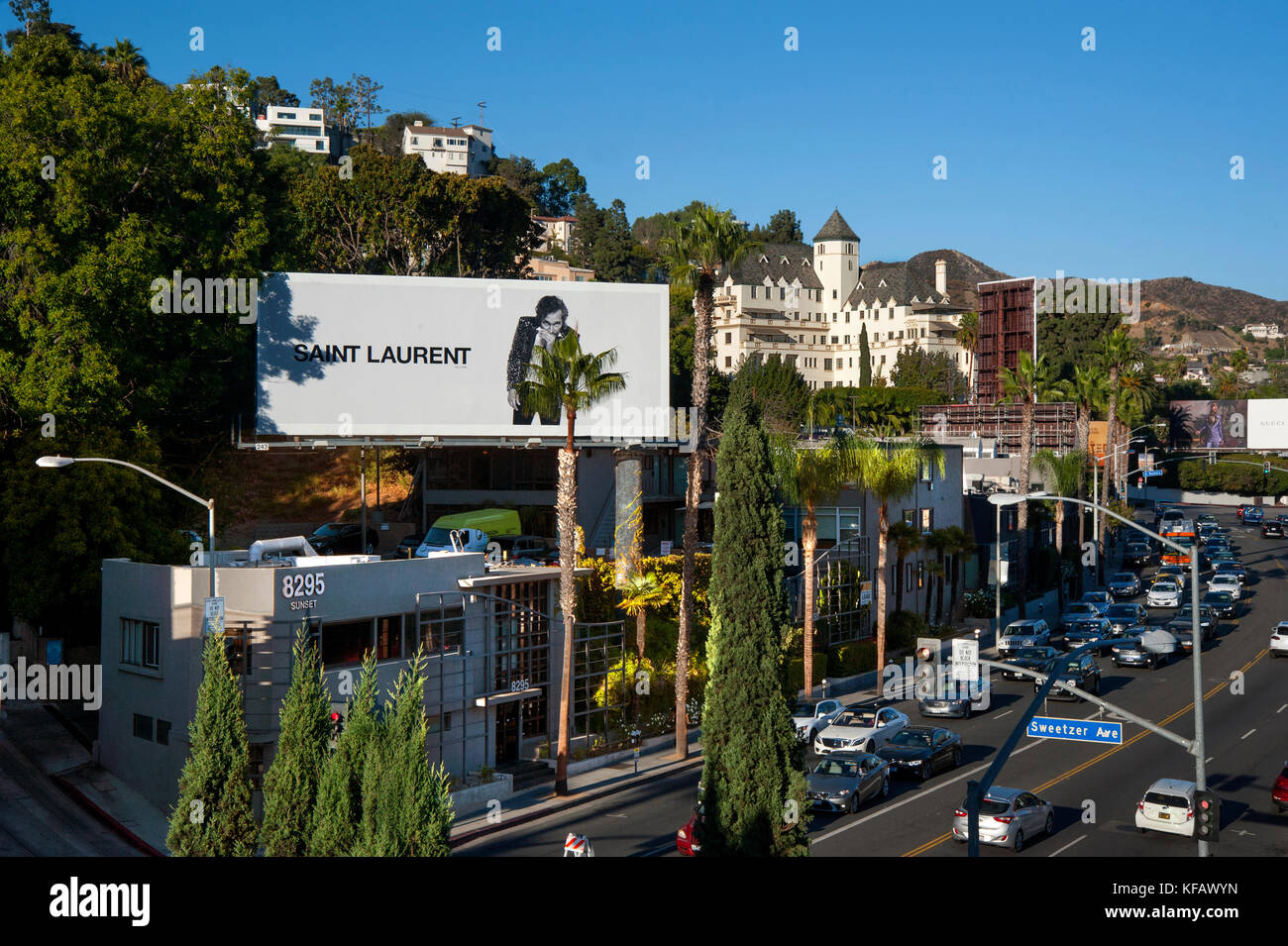 Blick von Sunset Strip vom Dach der Standard Hotel mit Saint Laurent Reklametafeln und das Chateau Marmont Hotel. Stockfoto