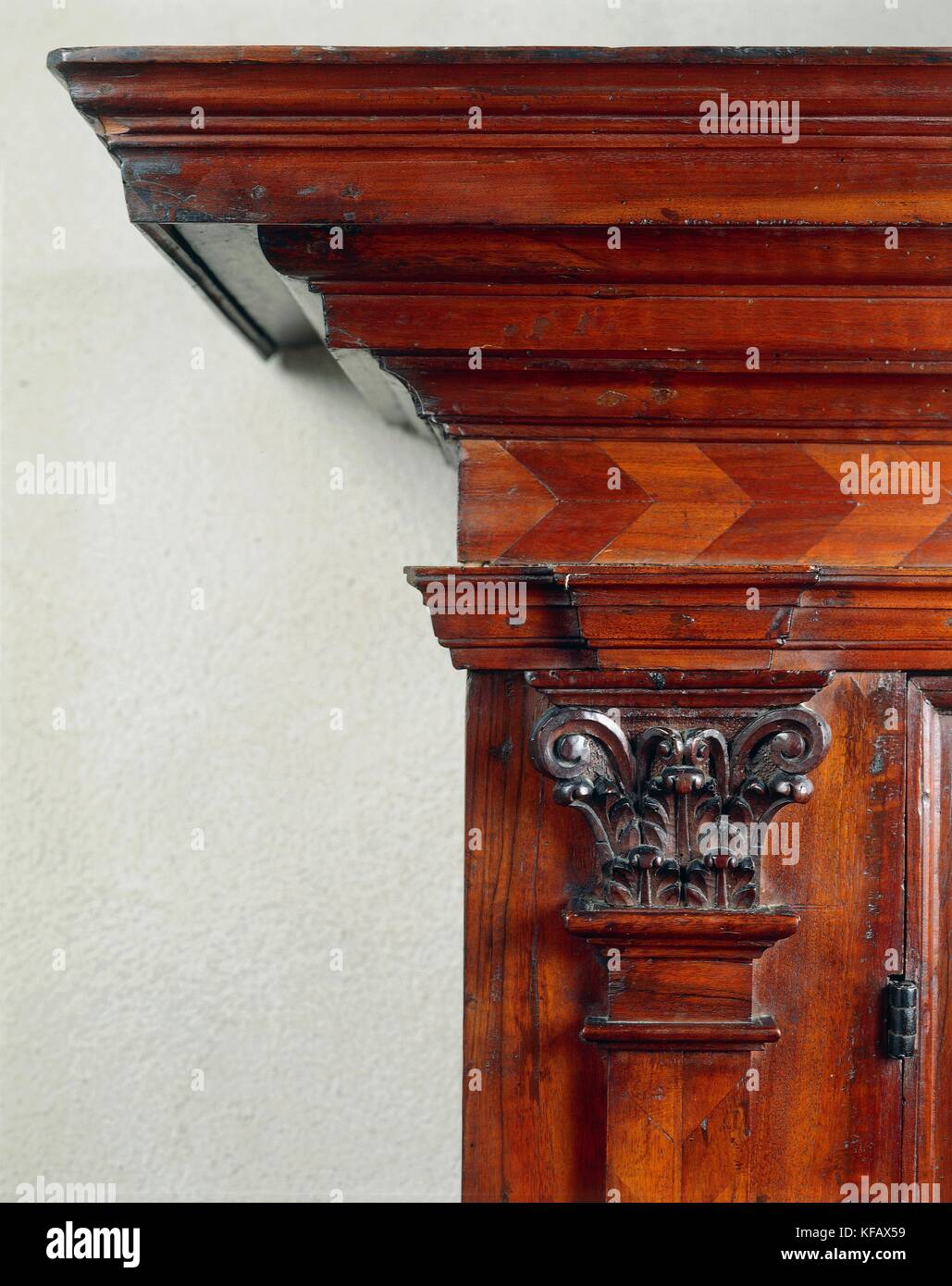 Italienisch, aus dem 17. Jahrhundert. das Kabinett in Nussbaum mit Einlagen von Maple Produktion in der Lombardei, ersten Hälfte des siebzehnten Jahrhunderts.. Stockfoto
