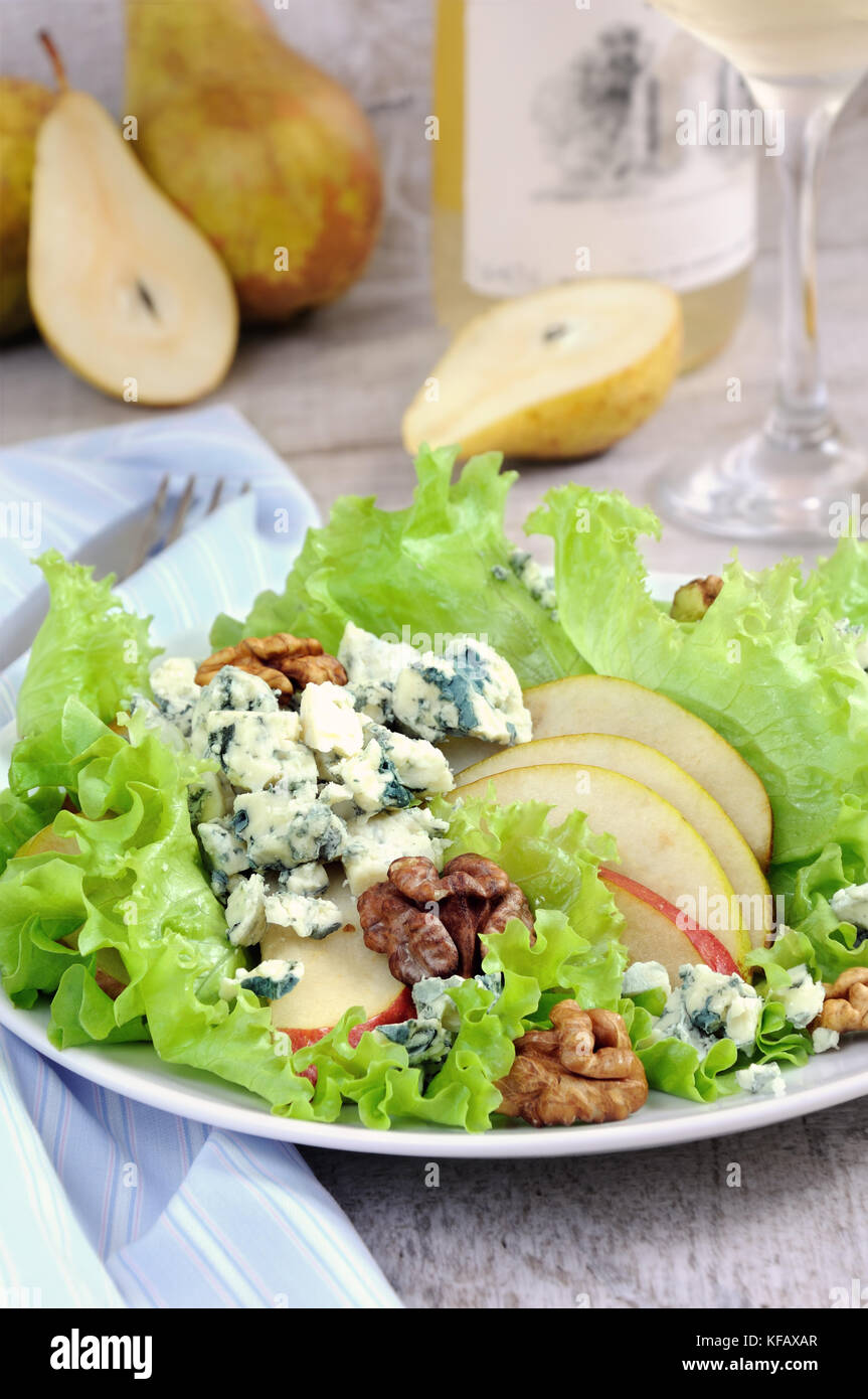 Einen leichten Salat Salat mit Birne, Scheiben, Gorgonzola und Nussbaum gewürzt mit Olivenöl Stockfoto