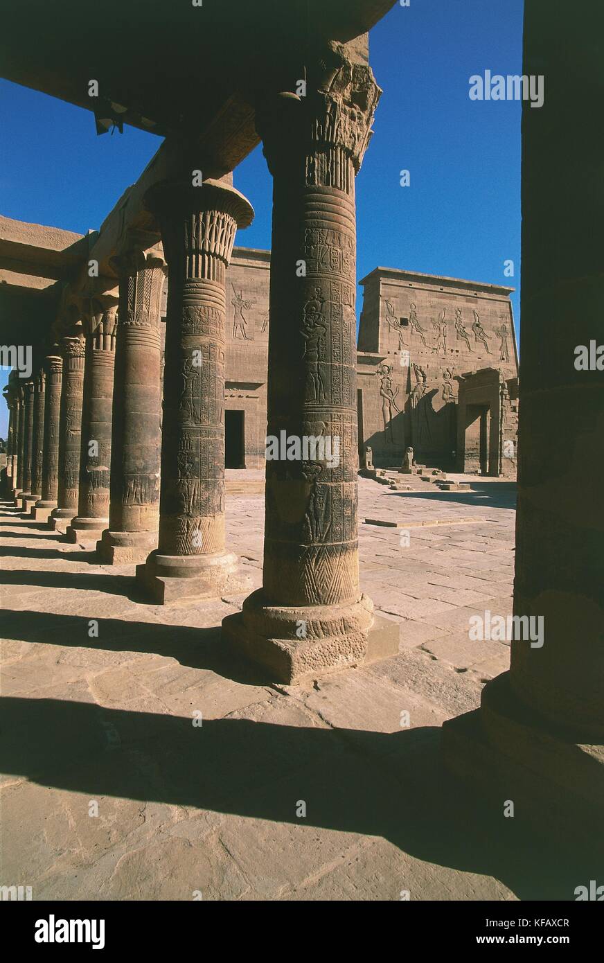 Ägypten, nubischen Monumente auf philae (UNESCO, 1979). ersten Pylon des nectanebo i. die Ansicht von der westlichen Säulengang Stockfoto
