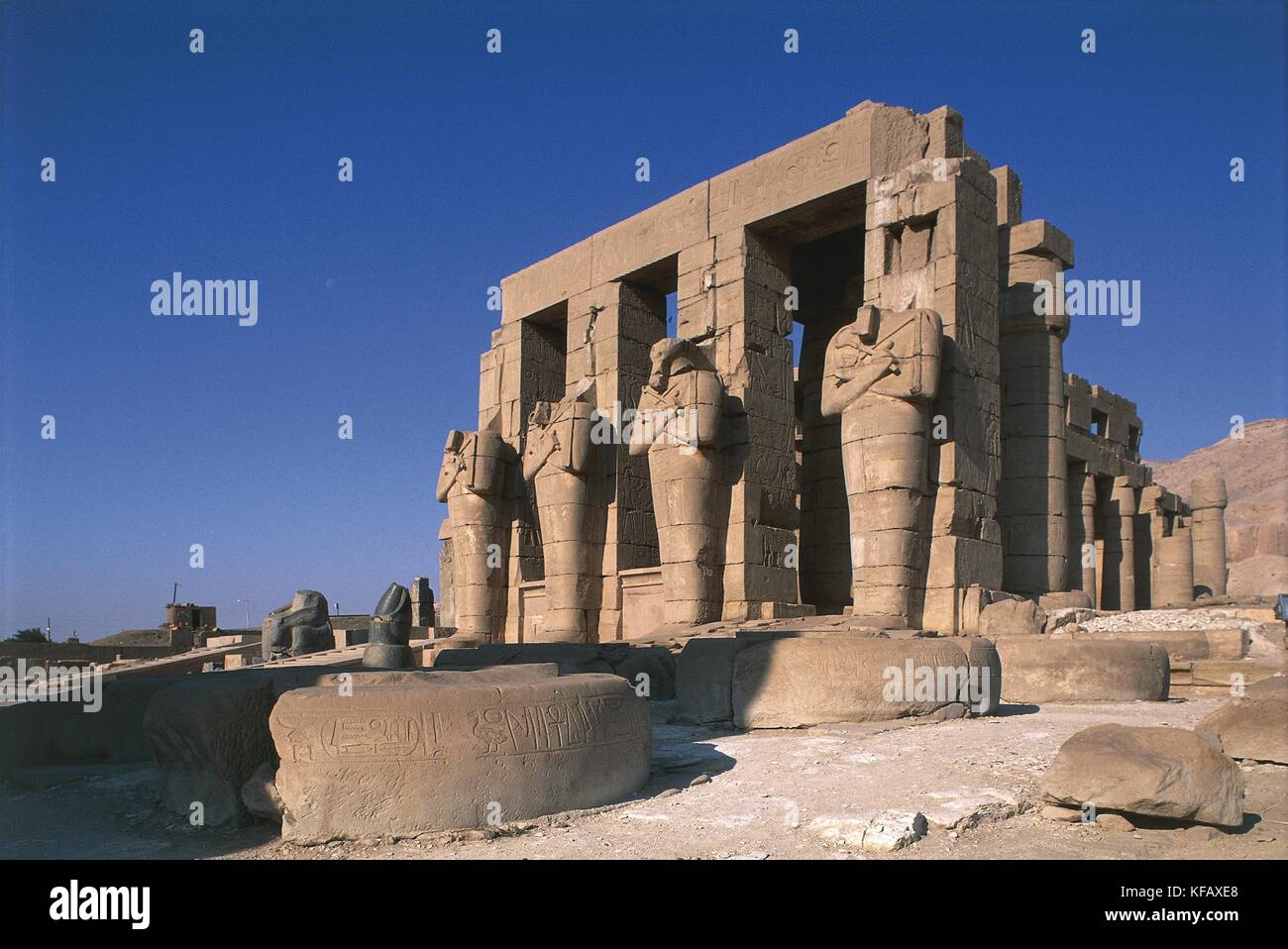 Ägypten, antike Theben (UNESCO World Heritage List, 1979). Tal der Könige. Grabkunst Tempel von Ramses II "ramesseum". Die Zahlen von Osiris am inneren Hof Säulen Stockfoto