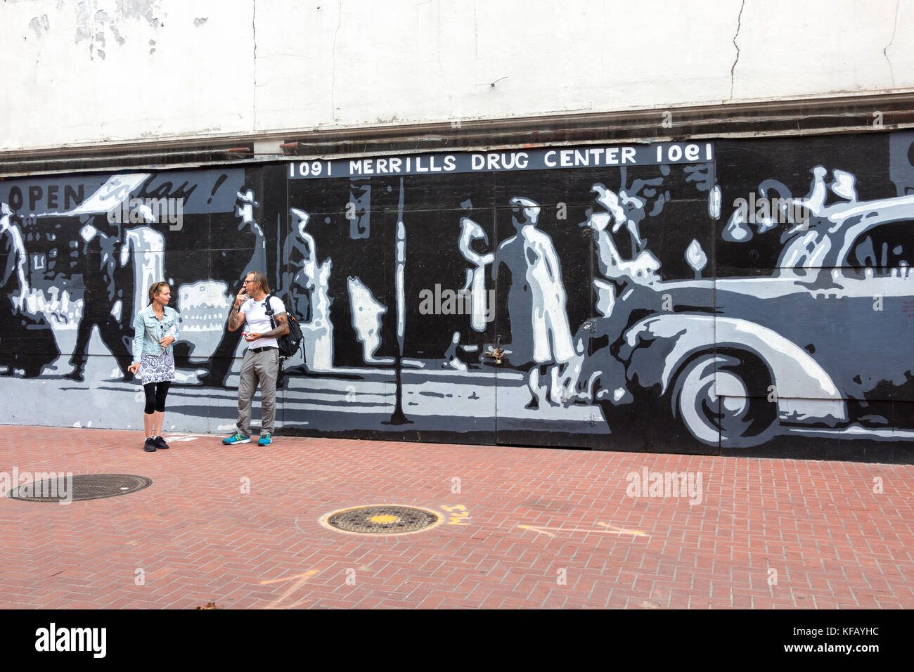 San Francisco, USA - 13. September 2017: eine Frau und ein Mann an der 1091 merrills Droge center Graffiti von Richard louis Perri und Larry Jones Stockfoto