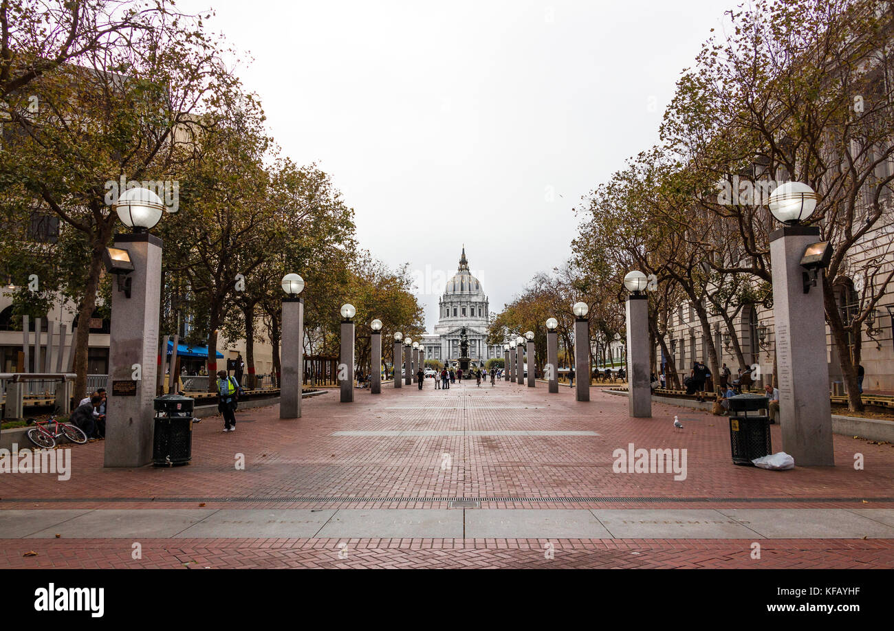 San Francisco, USA - 13. September 2017: Blick auf die United Nations Plaza mit dem Rathaus im Hintergrund. Stockfoto