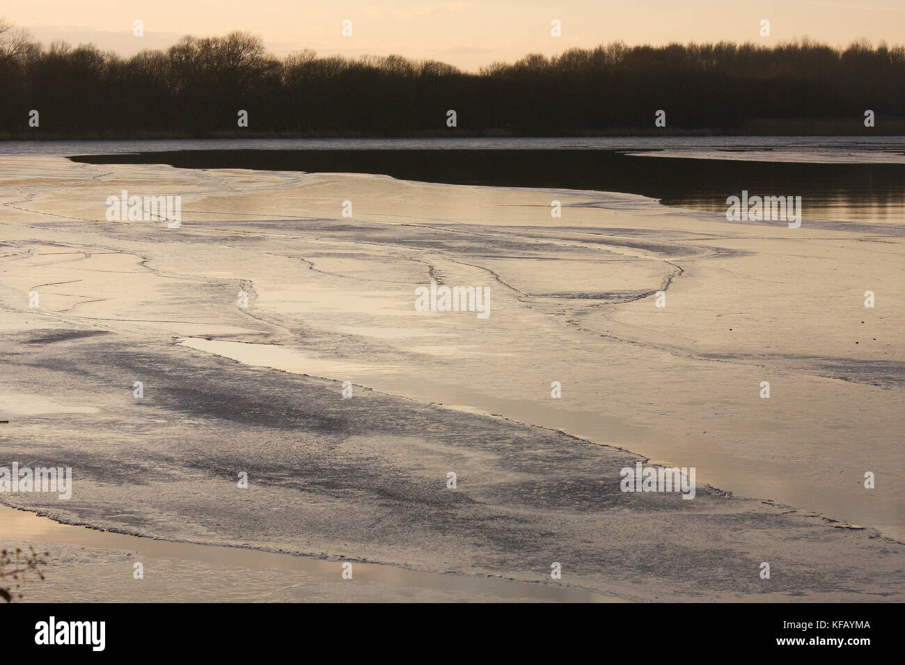 Lough Neagh im Winter mit gefrorenen Margen. Stockfoto