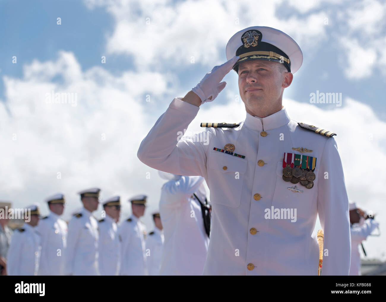 U.s. navy kommandierender Offizier David Cox ist an Bord der US-Marine los angeles-Klasse schnell-Angriffs-U-Boot uss Louisville während eines Change-of-Befehl Zeremonie am Joint Base Pearl Harbor - hickam Oktober 20, 2017 in Pearl Harbor, Hawaii geleitet. (Foto von Michael Lee über planetpix) Stockfoto