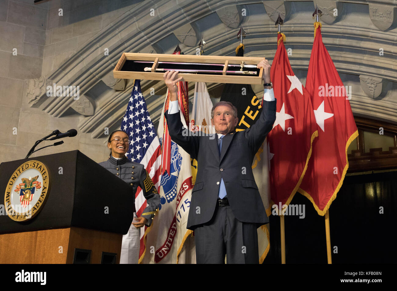 Der frühere US-Präsident George w. Bush (Mitte) erhält die Sylvanus Thayer Preis während einer Zeremonie an der US-Militärakademie in West Point, den 19. Oktober 2017 in West Point, New York. (Foto von Michelle eberhart über planetpix) Stockfoto
