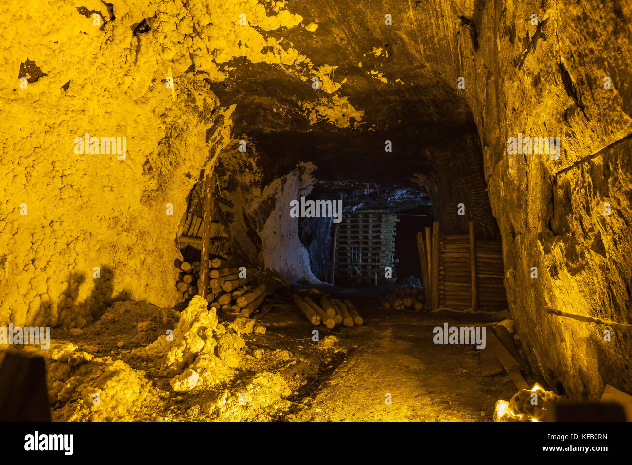 Kolumbien, Südamerika - unterirdischer Tunnel in der alten Mine Halite in der Stadt Nemocón, beleuchtet, um den Tourismus in die Stadt zu locken. Kopierbereich; Keine Personen. Stockfoto