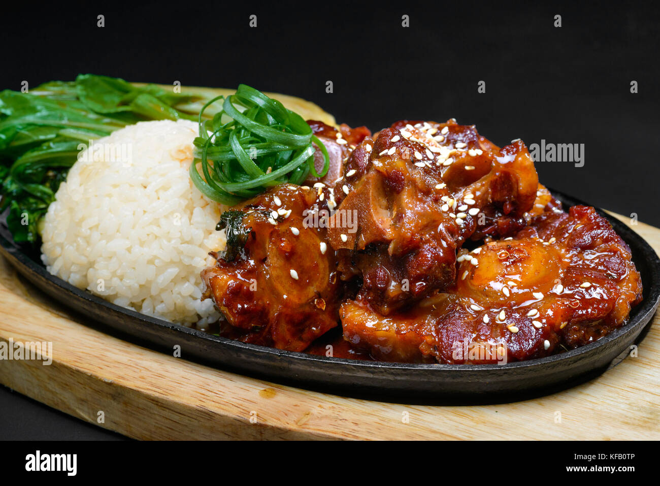 Gegrilltes Fleisch auf Holzbrett Stockfoto