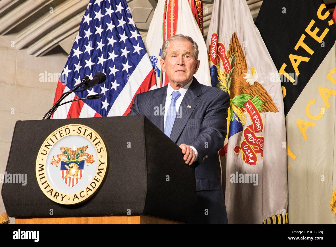 Der frühere US-Präsident George w. Bush (Mitte) erhält die Sylvanus Thayer Preis während einer Zeremonie an der US-Militärakademie in West Point, den 19. Oktober 2017 in West Point, New York. (Foto von Michelle eberhart über planetpix) Stockfoto