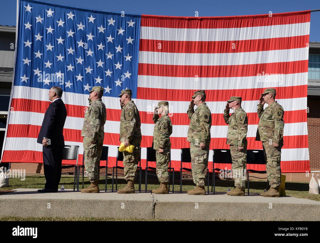John Bel Edwards, Gouverneur von Louisiana, steht mit US-Soldaten während einer Zeremonie an der Avoyelles Public Charter School am 18. Oktober 2017 in Mansura, Louisiana, zusammen. (Foto von Noshoba Davis via Planetpix) Stockfoto