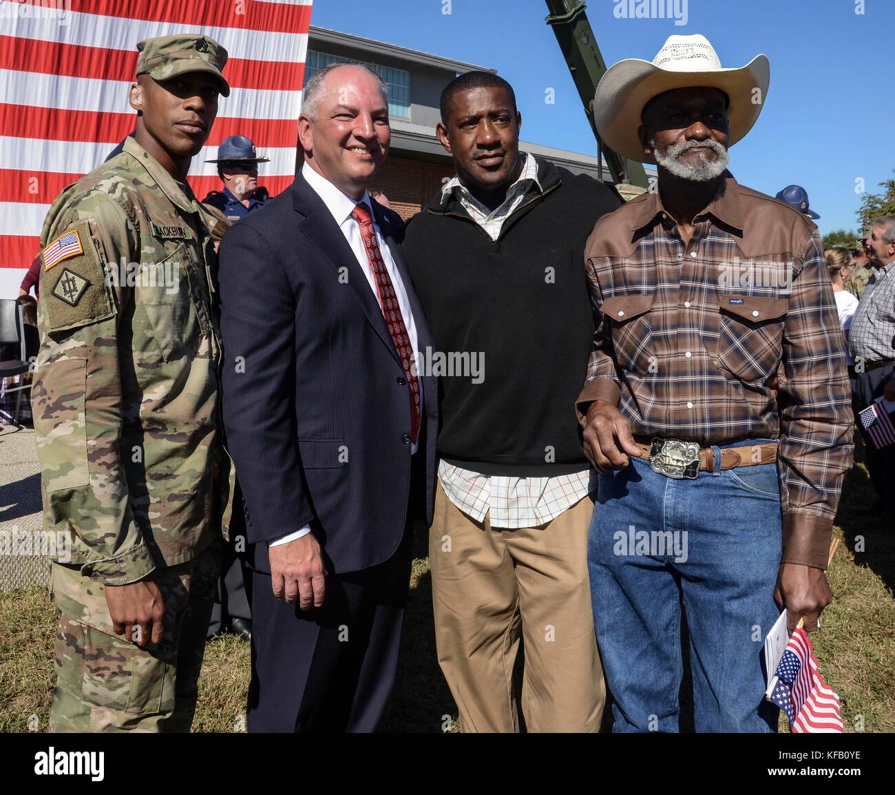 Usa Louisiana Governor John bel Edwards (zweiter von links) trifft mit US-Soldaten während einer Bereitstellung die Zeremonie an der avoyelles öffentlichen charter school Oktober 18, 2017 in Mansura, Louisiana. (Foto durch noshoba Davis über planetpix) Stockfoto