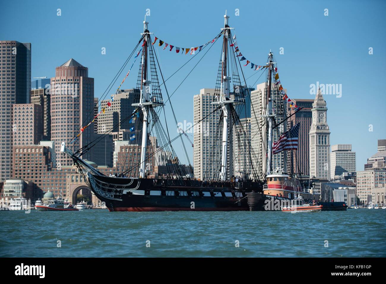 Die US-Marine Verfassung-Klasse Holz - geschält Dreimaster schwere Fregatte USS Constitution Segel, das Boston Harbor Oktober 20, 2017 in Boston, Massachusetts. Ursprünglich im Jahr 1797 gestartet, die USS Constitution ist die älteste in Betrieb genommen Kriegsschiff flott in der Welt. (Foto von Andrew barresi über planetpix) Stockfoto